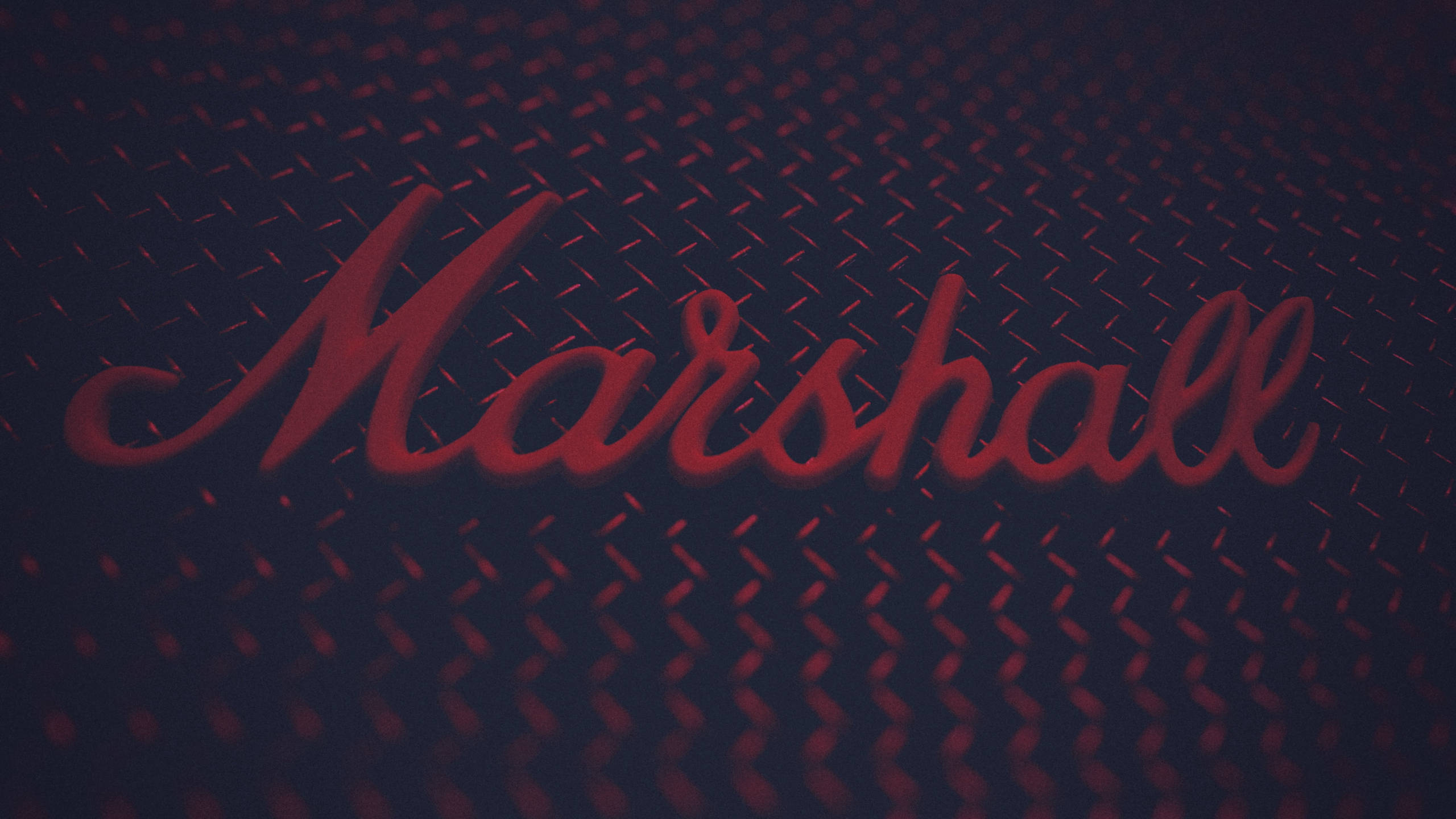Marshall 桌布 壁紙 — 紅色草書Marshall標誌在暗色鑽石紋金屬背景上發光，帶有柔和照明。