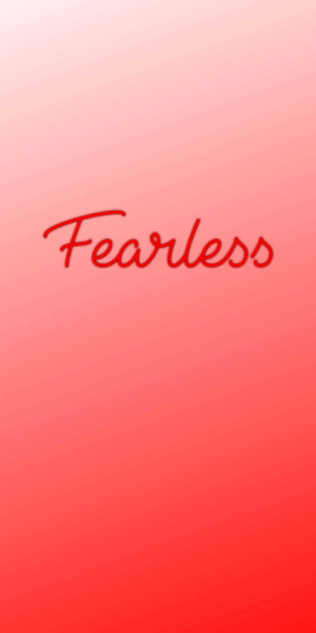 字體排印 桌布 壁紙 — 紅色草書字體的 fearless 字樣漂浮在由柔和粉紅色到鮮豔紅色的漸變背景上。