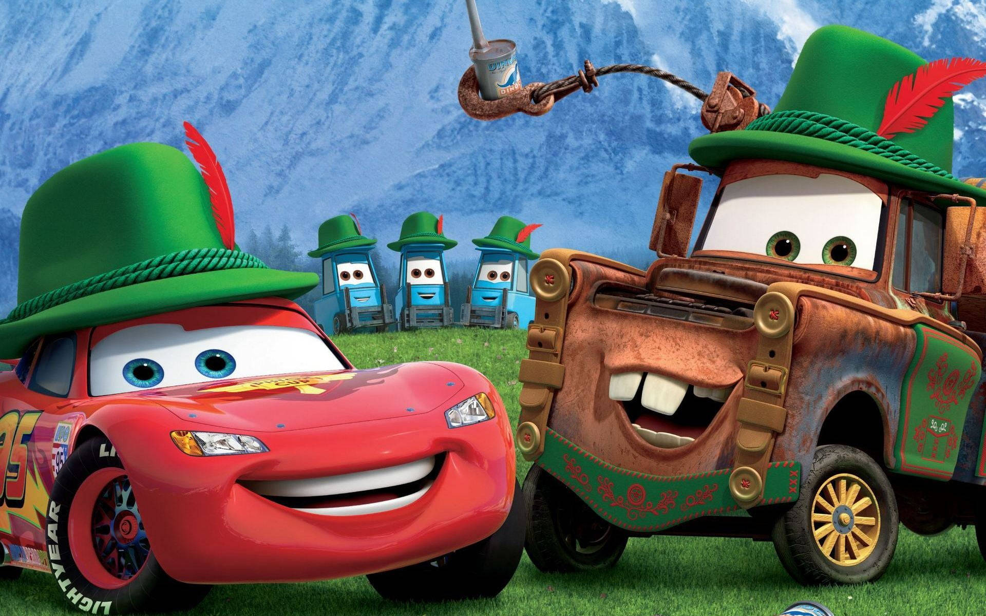 Pixar 桌布 壁紙 — 紅色賽車和生鏽的拖車戴著綠色帽子，在長滿青草的山丘上微笑，背後是白雪皚皚的山脈。