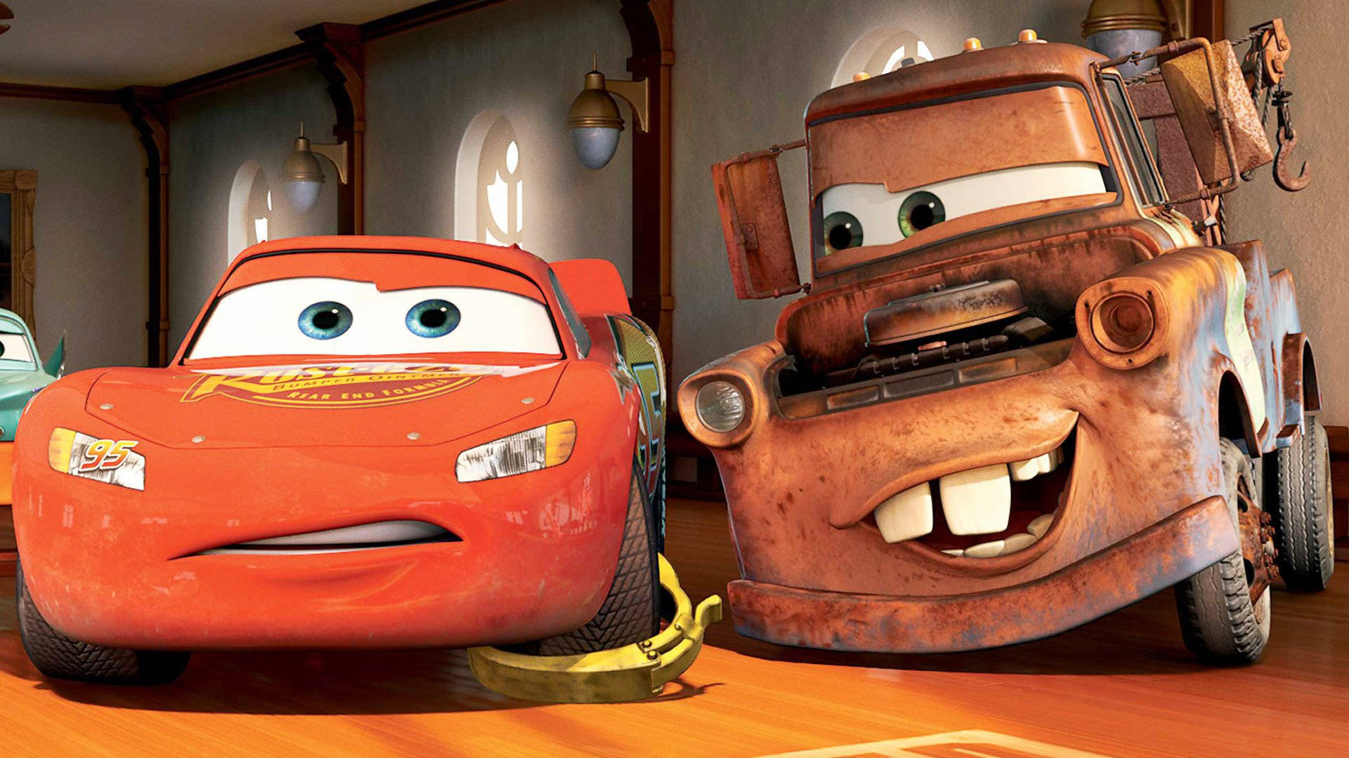 Pixar 桌布 壁紙 — 紅色賽車閃電麥坤和生鏽拖車脫線在溫暖照明的車庫內分享歡樂時刻。