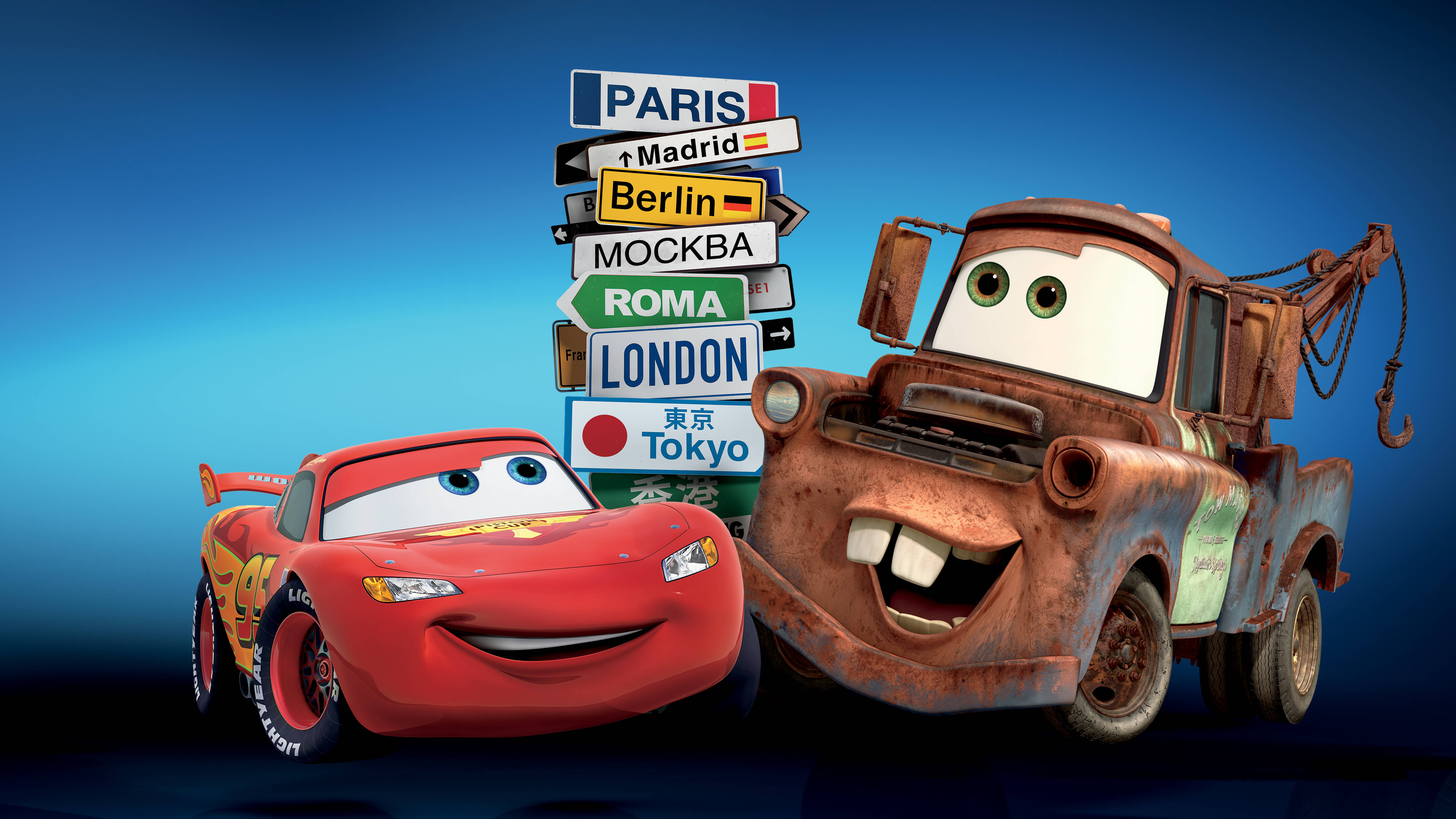 Pixar 桌布 壁紙 — 紅色賽車閃電麥坤和生鏽拖車脫線站在一堆國際城市標誌旁，背景是漸變藍色。