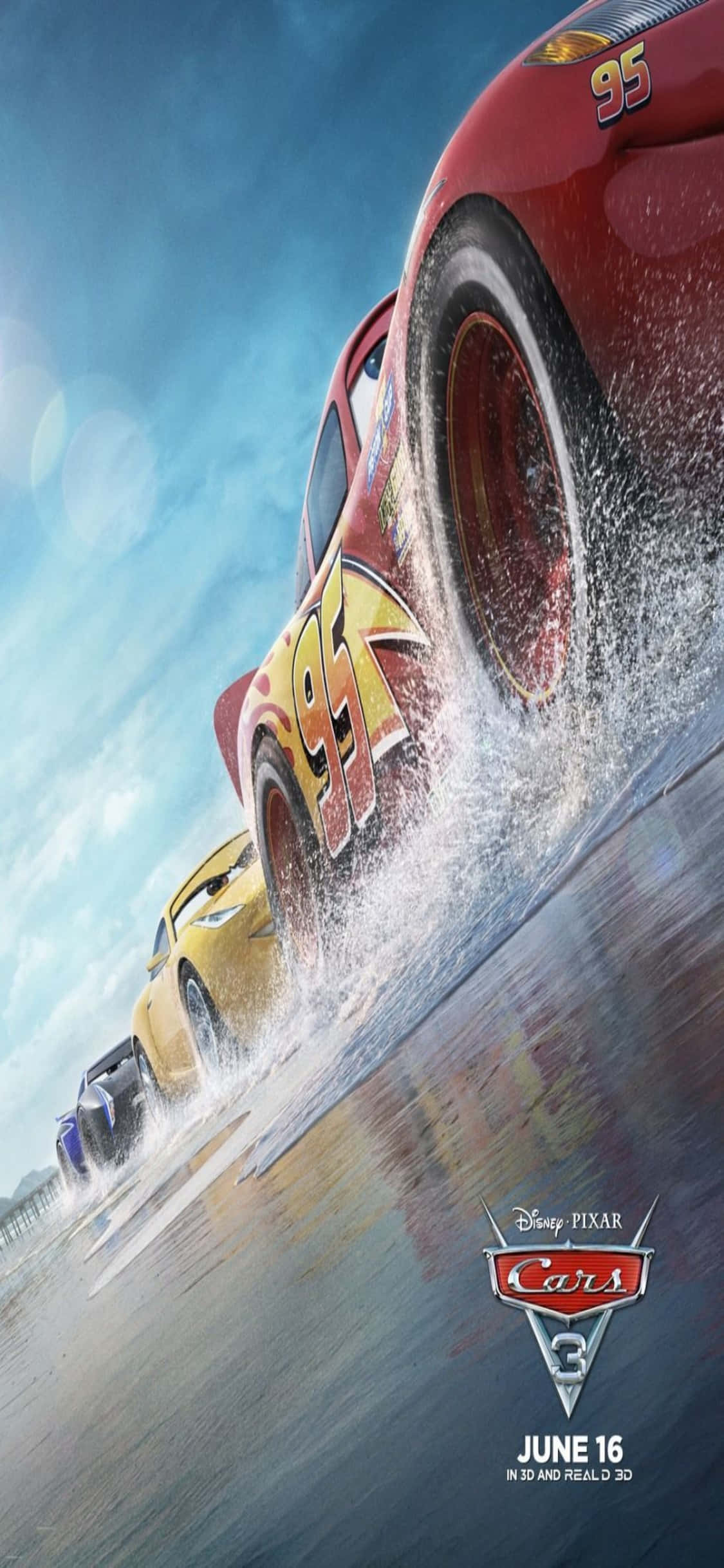 Lightning Mcqueen 桌布 壁紙 — 紅色賽車閃電麥坤在晴朗天空下，在濕滑賽道上濺起水花，後面有一輛黃色賽車。