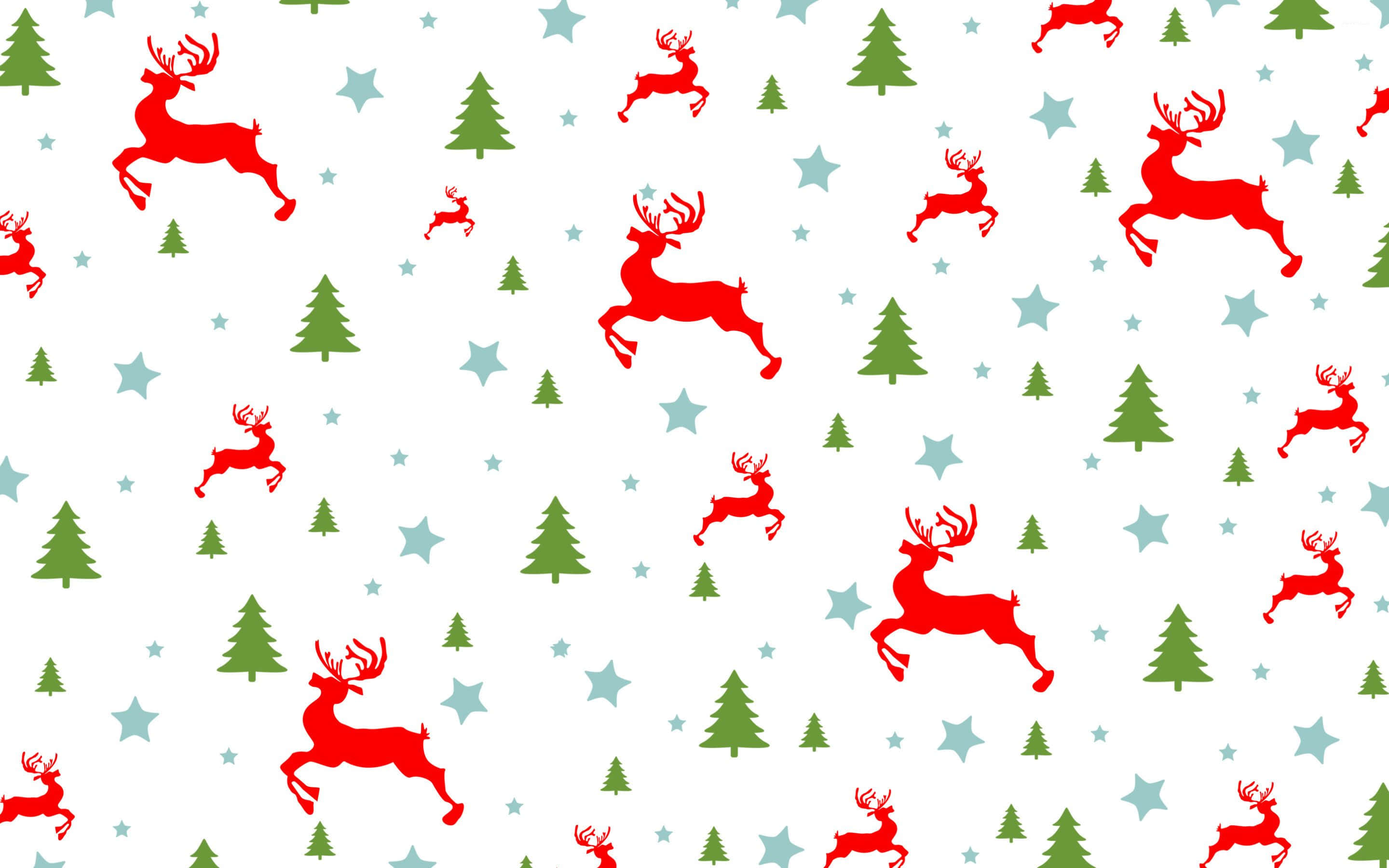 Christmas Pattern 桌布 壁紙 — 紅色跳躍的馴鹿和綠色松樹散落在帶有淺藍色星星的白色背景上。
