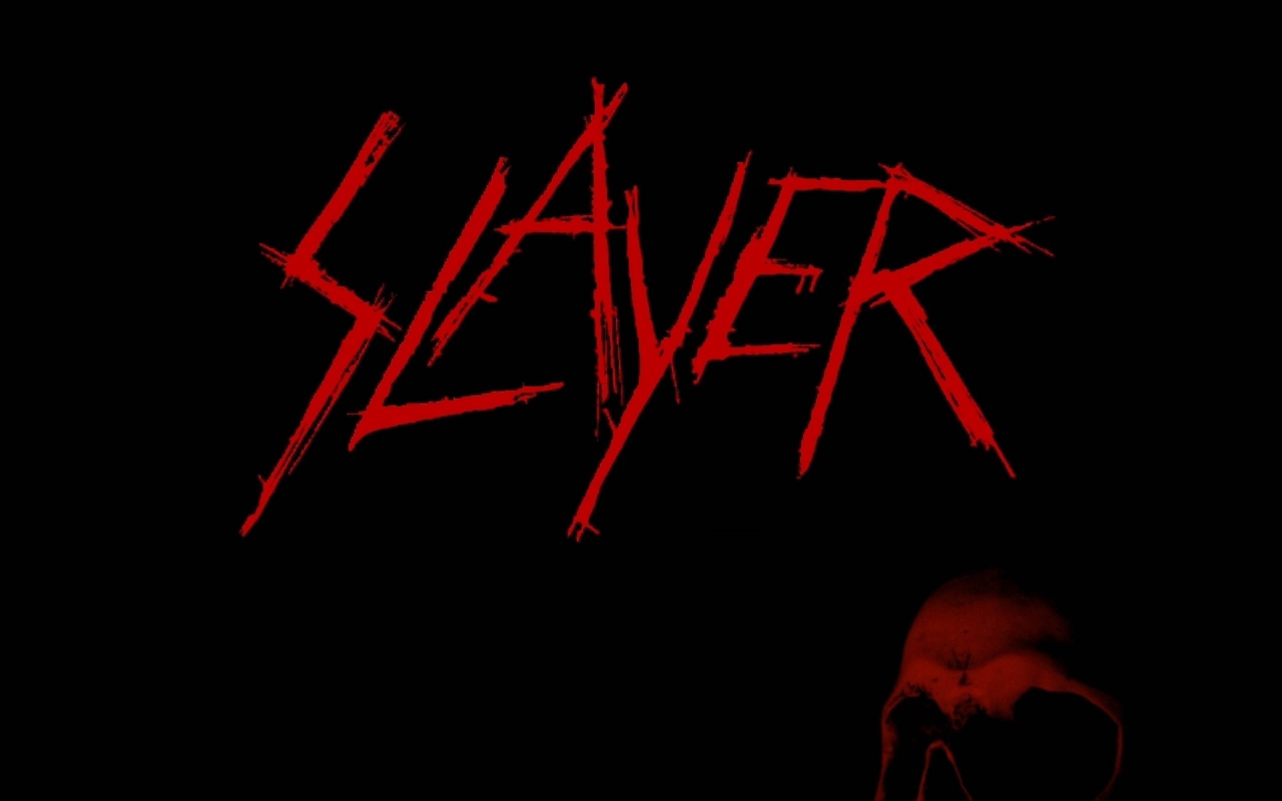殺手 桌布 壁紙 — 紅色鋸齒狀 Slayer 標誌和頭骨剪影與黑色背景形成鮮明對比。