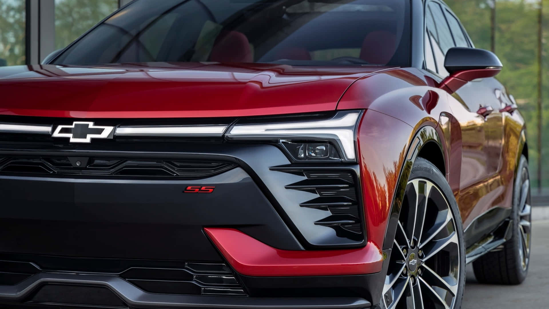 Chevrolet 桌布 壁紙 — 紅色雪佛蘭SUV的特寫，展示其現代化頭燈和醒目前格柵設計。
