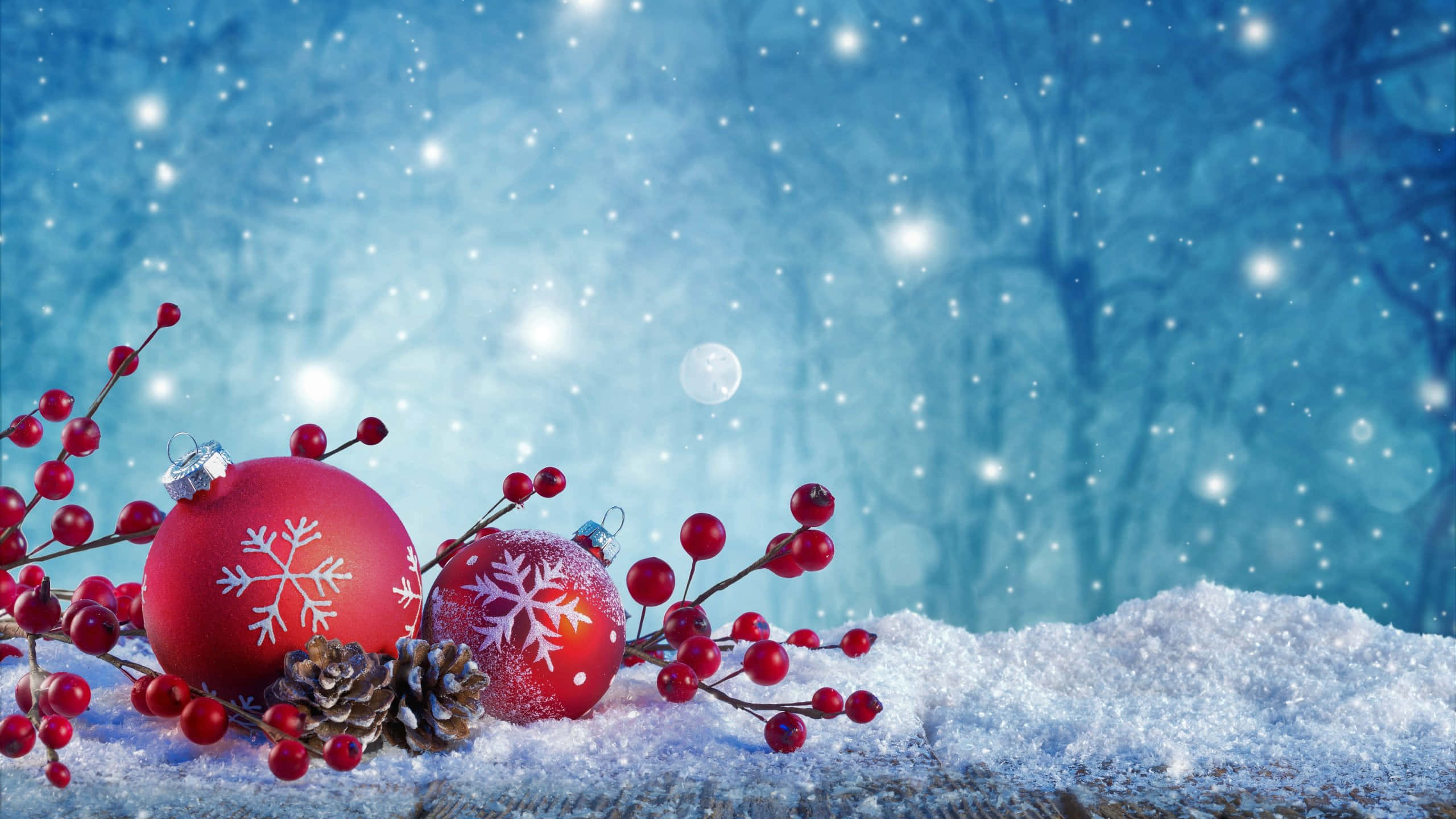 1920x1080 HD Christmas 桌布 壁紙 — 紅色雪花裝飾和莓果放在雪地上，背景是雪白的森林。