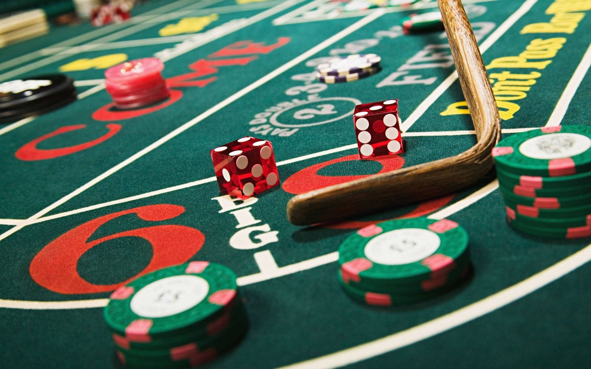 Dice 桌布 壁紙 — 紅色骰子和綠色籌碼在賭場擲骰桌上下注線上的特寫。