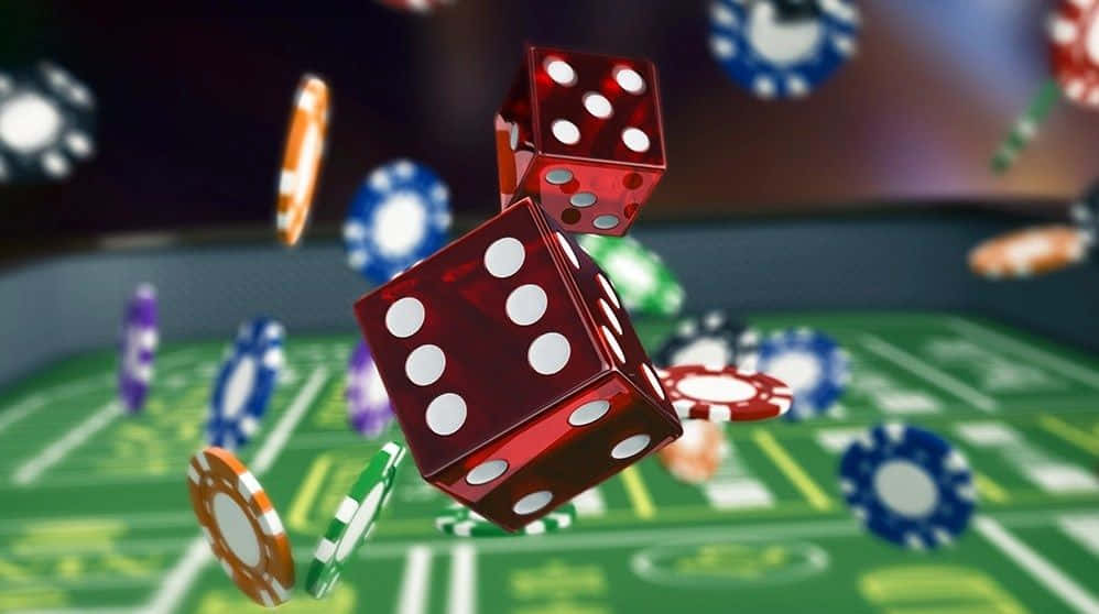 Dice 桌布 壁紙 — 紅色骰子和色彩繽紛的撲克籌碼在綠色賭桌上空飛舞，背景燈光模糊。