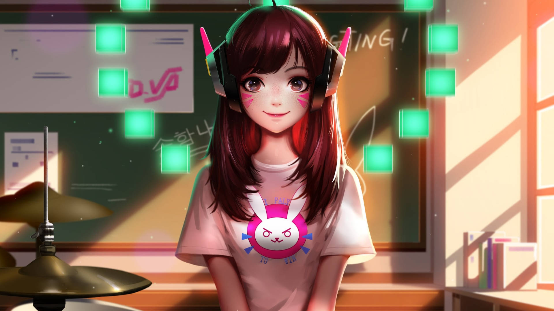 可愛 桌布 壁紙 — 紅髮動漫女孩戴著遊戲耳機，在陽光普照的教室裡微笑，周圍有漂浮的綠色方塊和一套鼓。