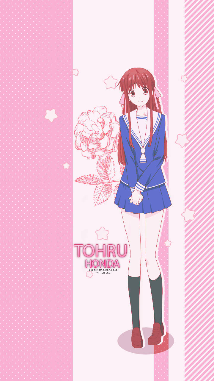 Cute Anime Girl 桌布 壁紙 — 紅髮動漫女孩身穿藍色水手服，站在一朵大粉紅花旁邊，背景是粉紅和白色條紋。