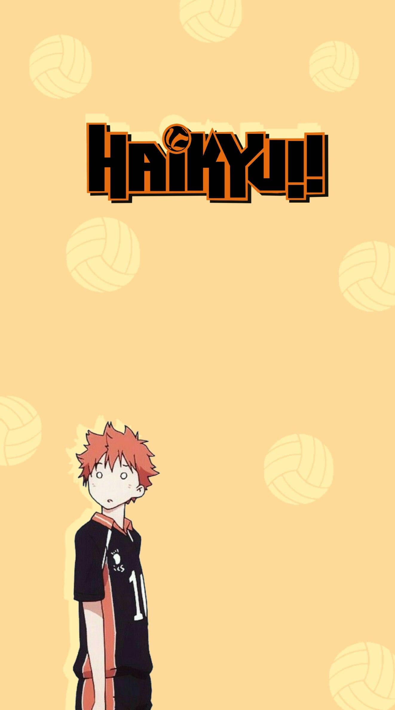 排球少年 桌布 壁紙 — 紅髮動漫角色身穿排球服，站在「Haikyu!!」標誌下方，背景為淡黃色，有漂浮的排球。