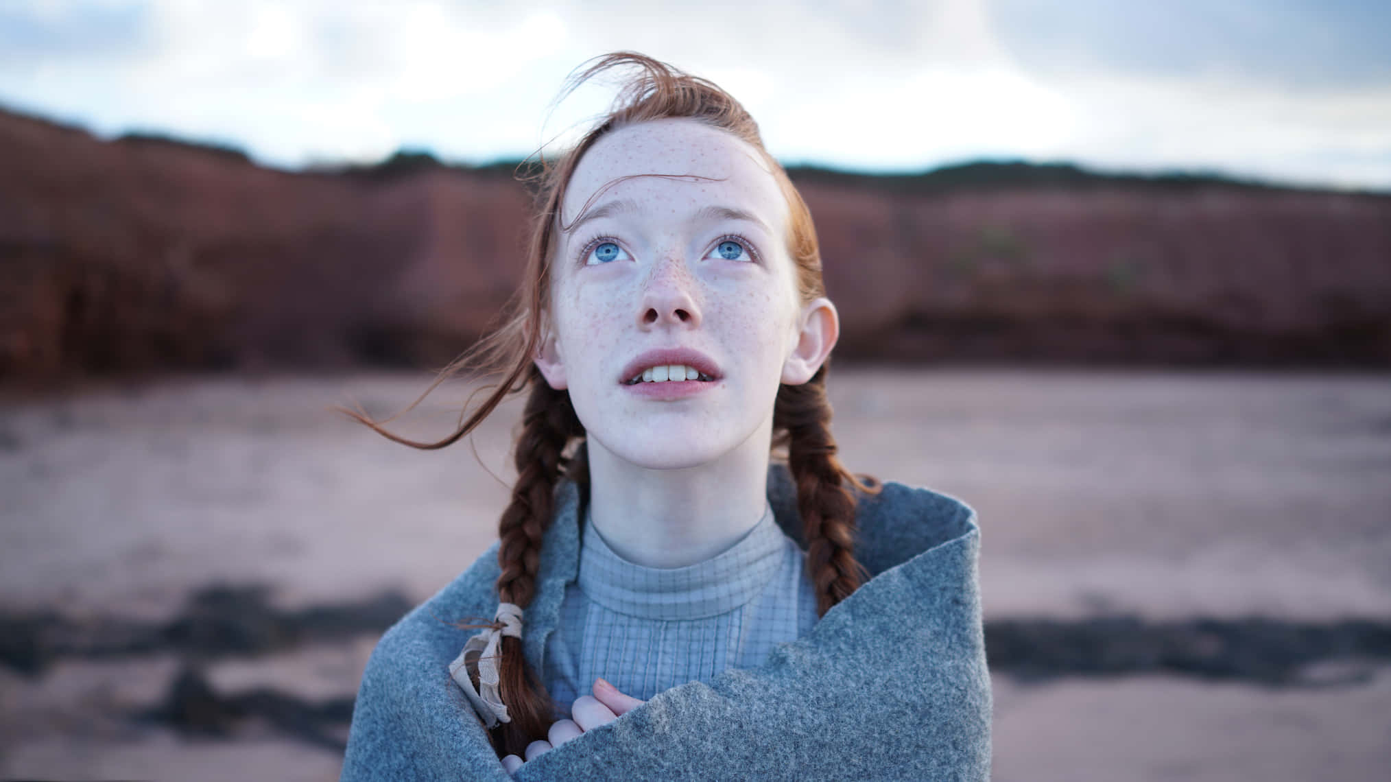 紅髮女孩仰望天空 壁紙