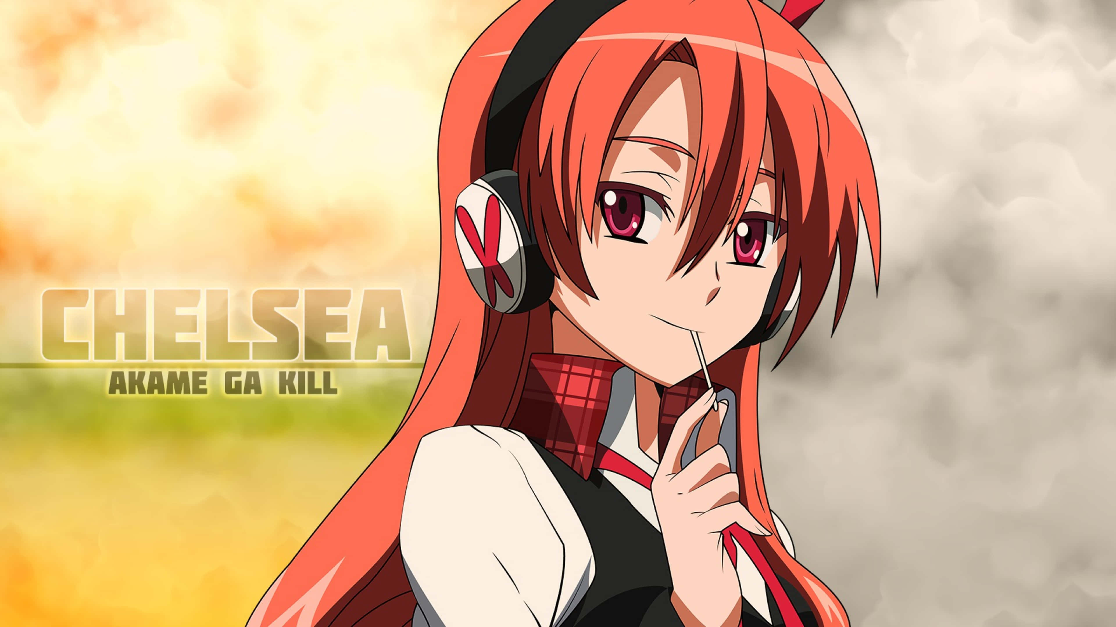 Akame Ga Kill 4K 桌布 壁紙 — 紅髮戴耳機的動漫女孩在溫暖模糊的背景前微笑著拿著筆。