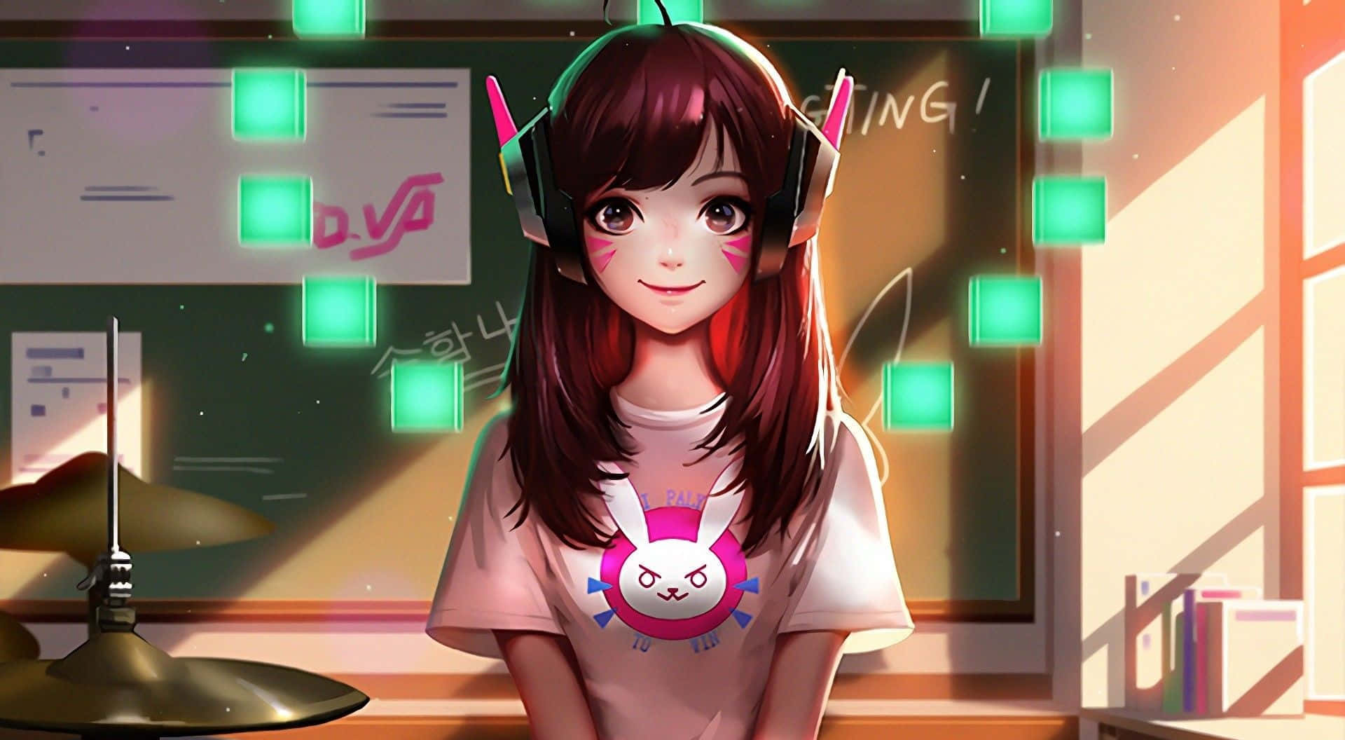 動漫女孩 桌布 壁紙 — 紅髮戴耳機的動漫女孩在陽光普照的教室裡微笑，牆上有發光的綠色方塊。