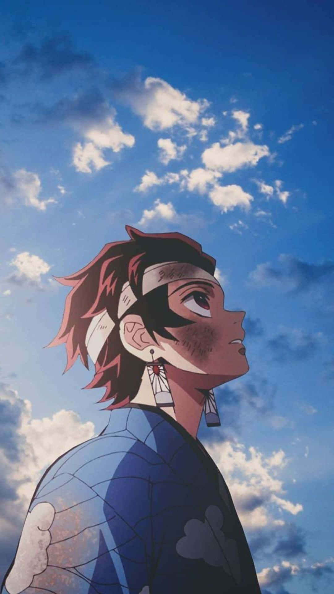 鬼滅之刃 桌布 壁紙 — 紅髮戴頭帶的動漫角色，仰望佈滿蓬鬆白雲的明亮藍天。
