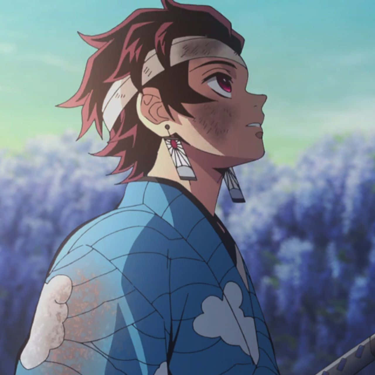 tanjiro pfp 桌布 壁紙 — 紅髮戴頭帶的動漫角色，在柔和的藍天和模糊的紫色花朵背景下向上凝視。