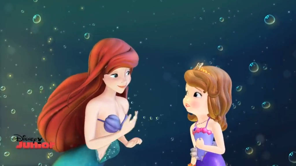 Princess 桌布 壁紙 — 紅髮美人魚艾莉爾在充滿發光氣泡的水底場景中，向蘇菲亞公主溫暖微笑。