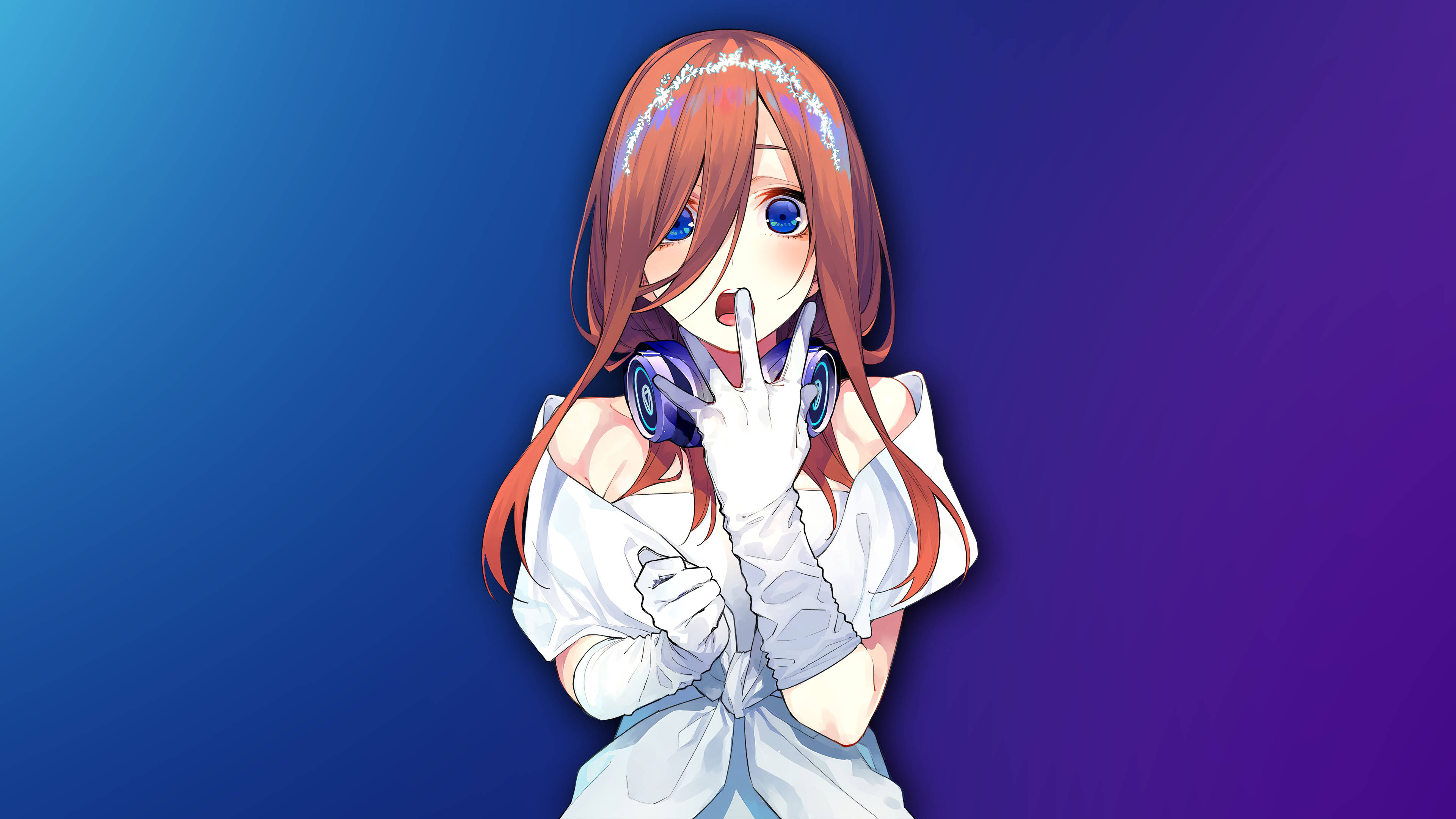 miku 桌布 壁紙 — 紅髮藍眼動漫女孩在藍紫色漸變背景前戴著耳機做出和平手勢。