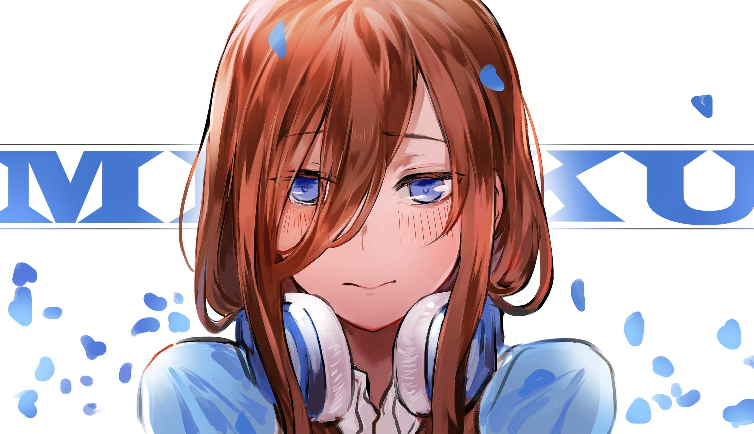 miku 桌布 壁紙 — 紅髮藍眼的動漫女孩戴著白色耳機，在帶有藍色心形粒子的白色背景前溫柔微笑。