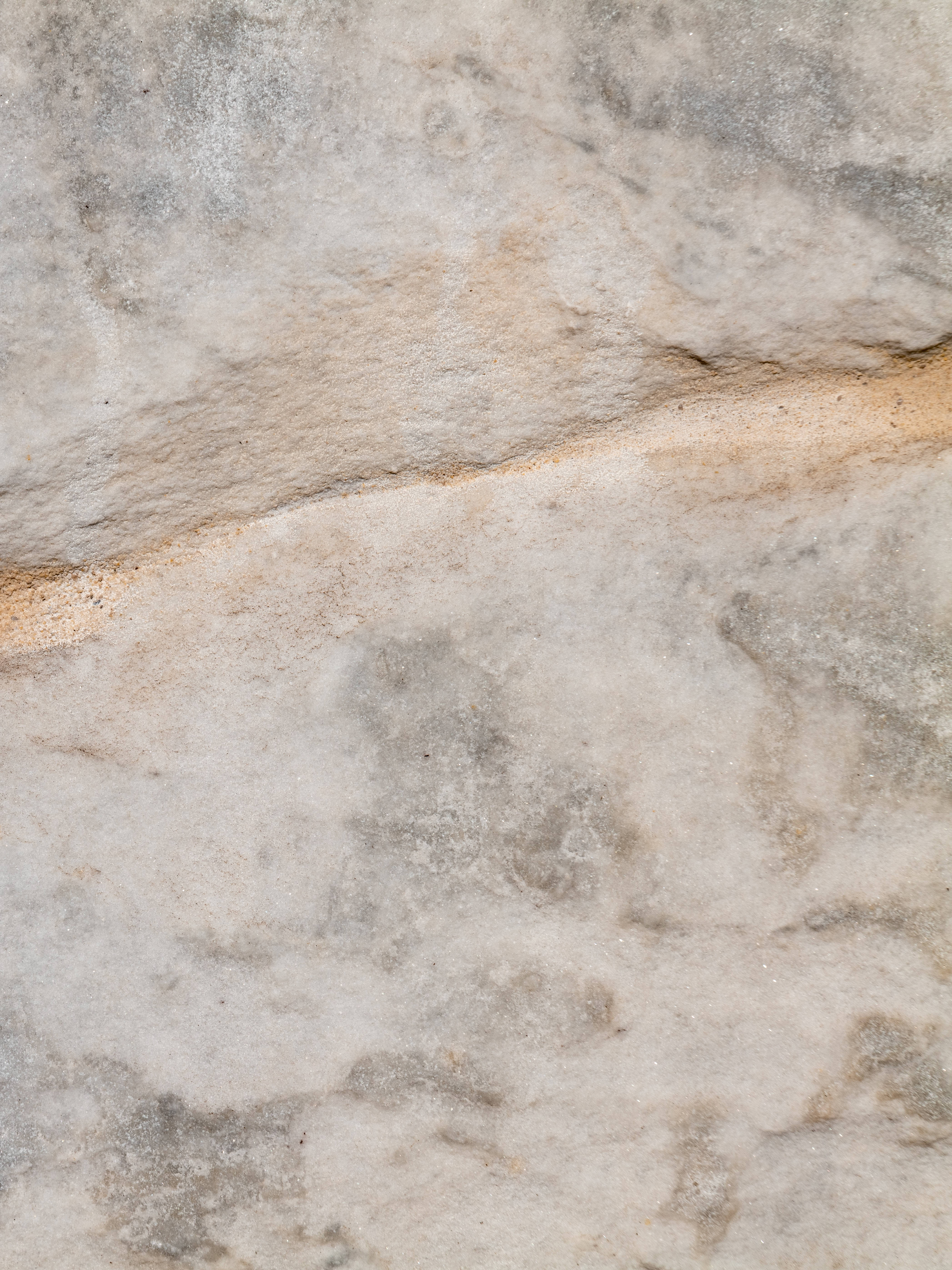 Marble Texture 桌布 壁紙 — 紋理大理石表面的特寫，帶有灰米色紋理和明顯的水平接縫。