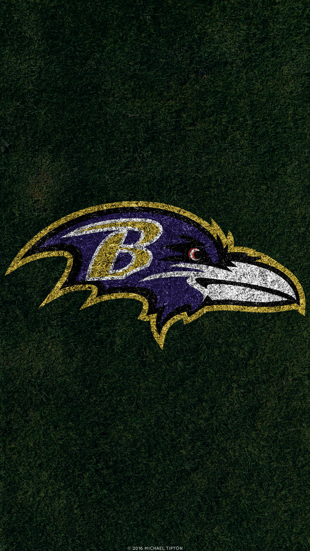 Ravens 桌布 壁紙 — 紋理深綠色背景上有一個粗糙的巴爾的摩烏鴉隊標誌，帶有紫色、金色和白色細節。