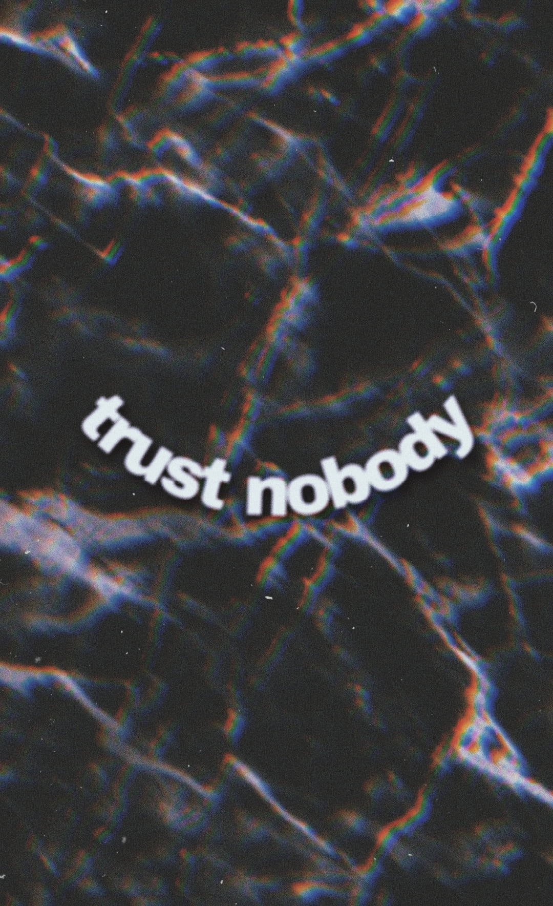 trust 桌布 壁紙 — 紋理深色抽象背景，帶有故障彩虹邊緣和粗體白色文字，內容為 trust nobody。