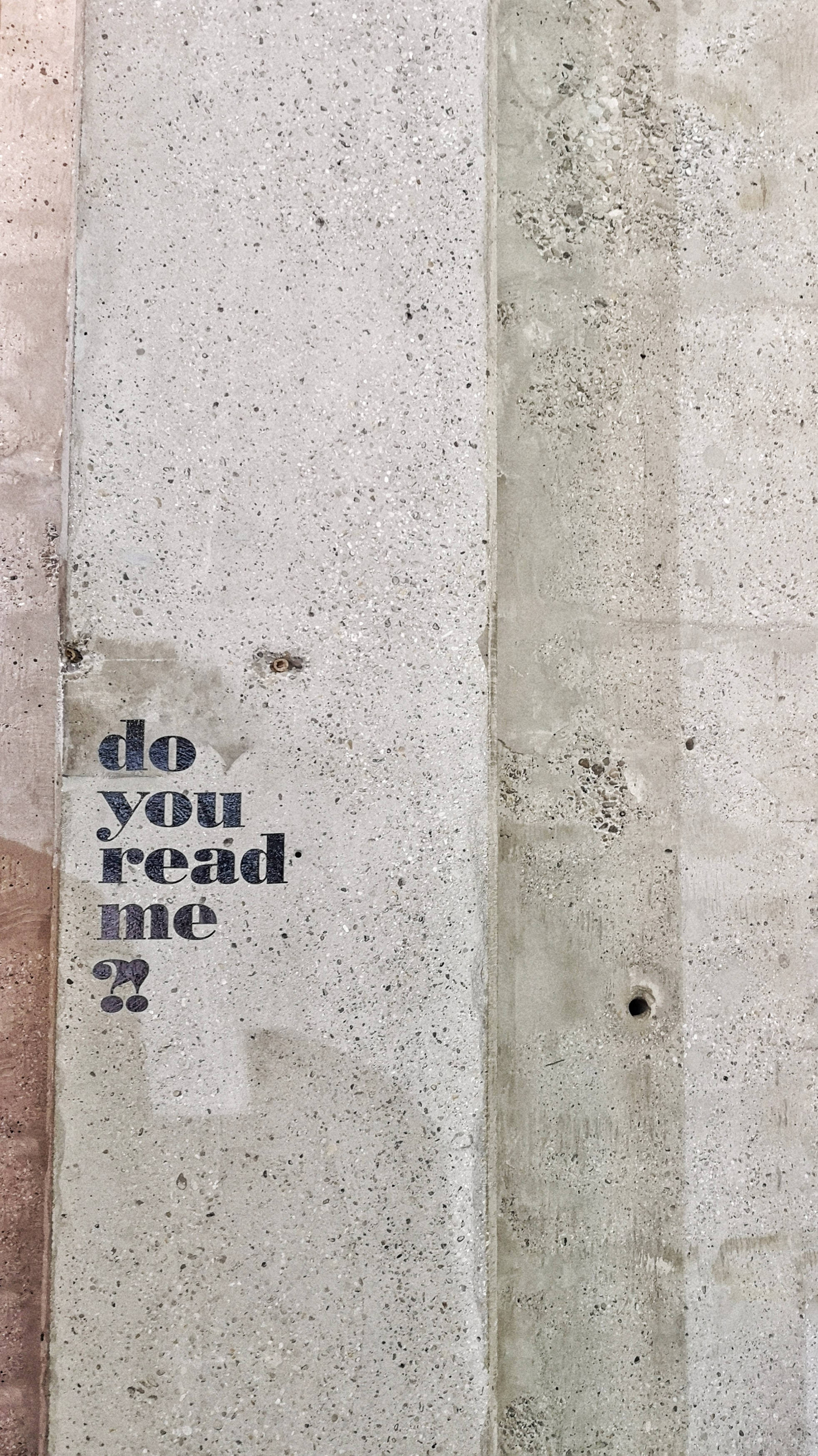 混凝土 桌布 壁紙 — 紋理混凝土牆，上面有粗體黑色塗鴉寫著「do you read me ??」，背景是粗糙的城市環境。