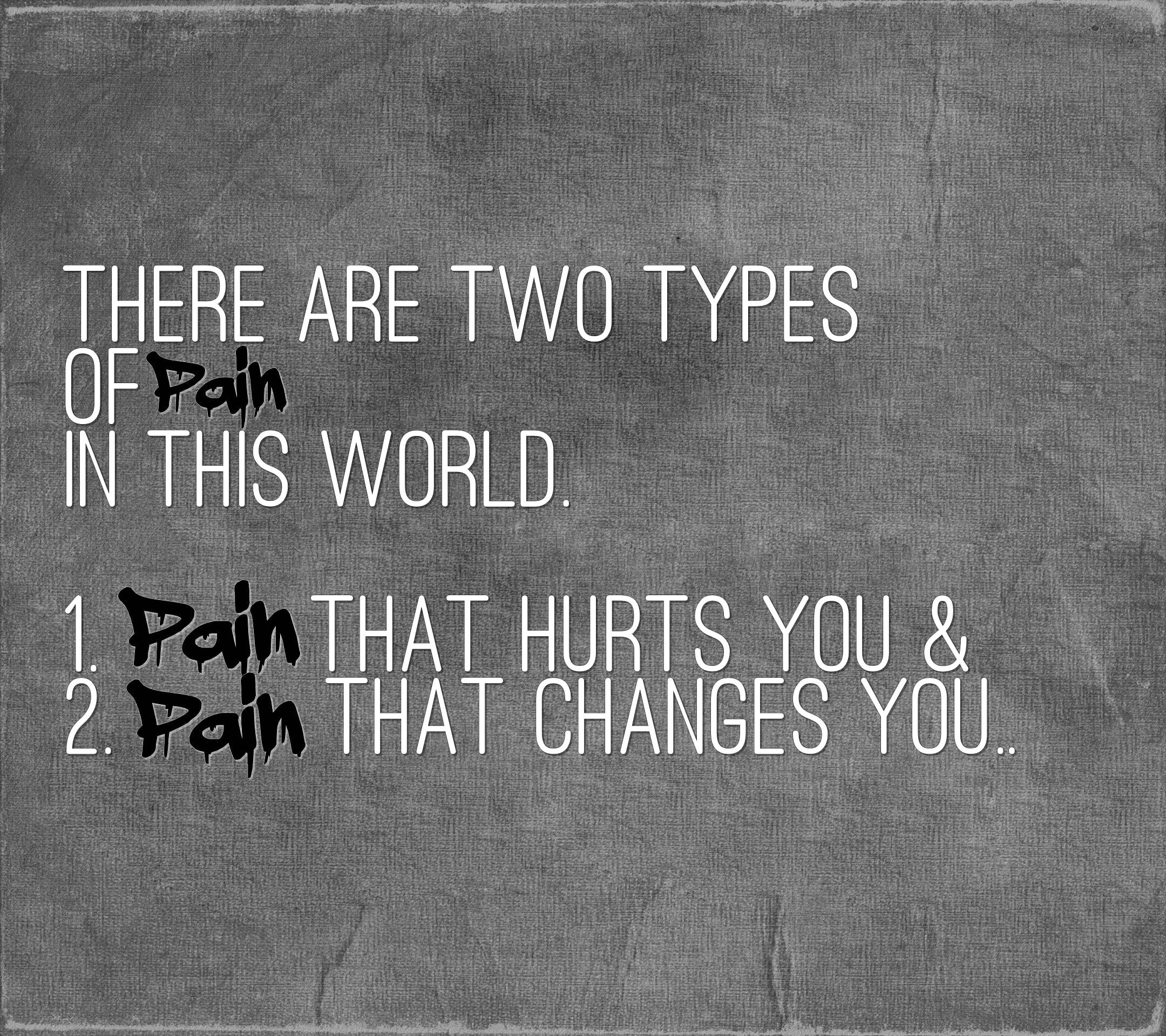 Pain Quotes 桌布 壁紙 — 紋理灰色布料上的文字疊加顯示兩種痛苦，一種傷害你，一種改變你。