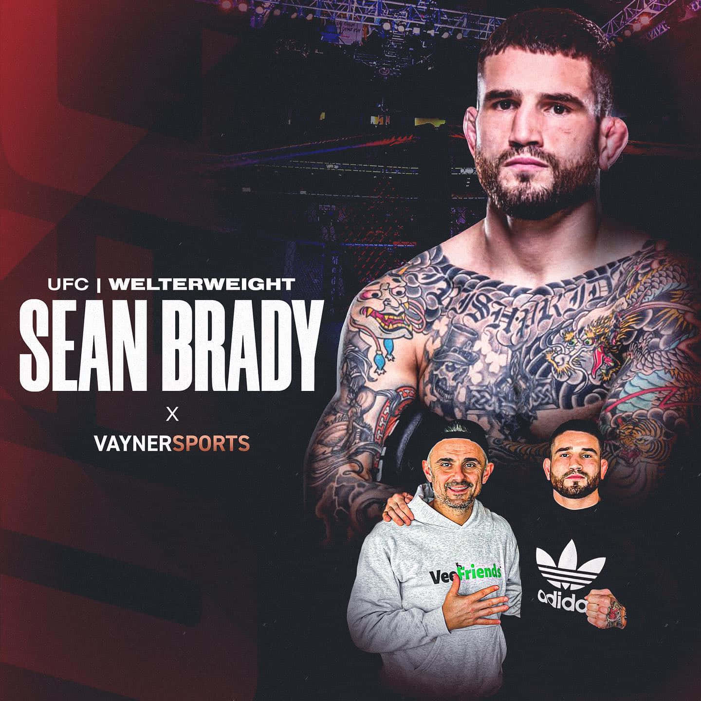 MMA 桌布 壁紙 — 紋身的UFC次中量級肖恩·布雷迪威嚴地站在兩個微笑的男人身後，在一個燈光昏暗的競技場中，舞台燈光在上方。