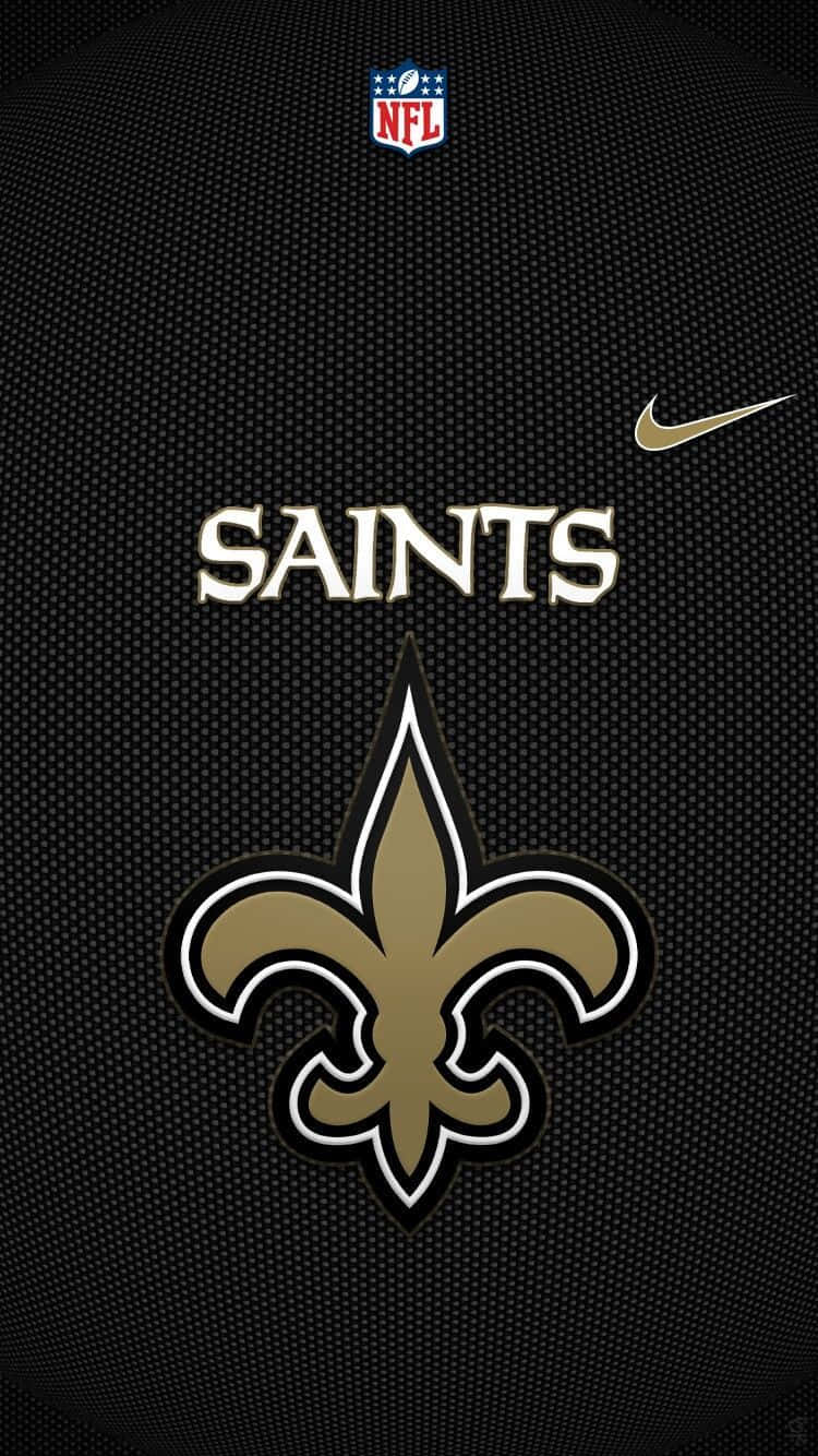 NFL Saints 桌布 壁紙 — 紐奧良聖徒隊NFL標誌，位於黑色紋理球衣背景上，帶有金色和白色點綴。