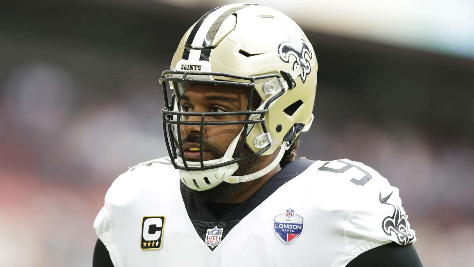 紐奧良聖徒隊NFL美式足球員在倫敦比賽期間身穿白色制服並帶有隊長臂章。 — Michael B Jordan 壁紙