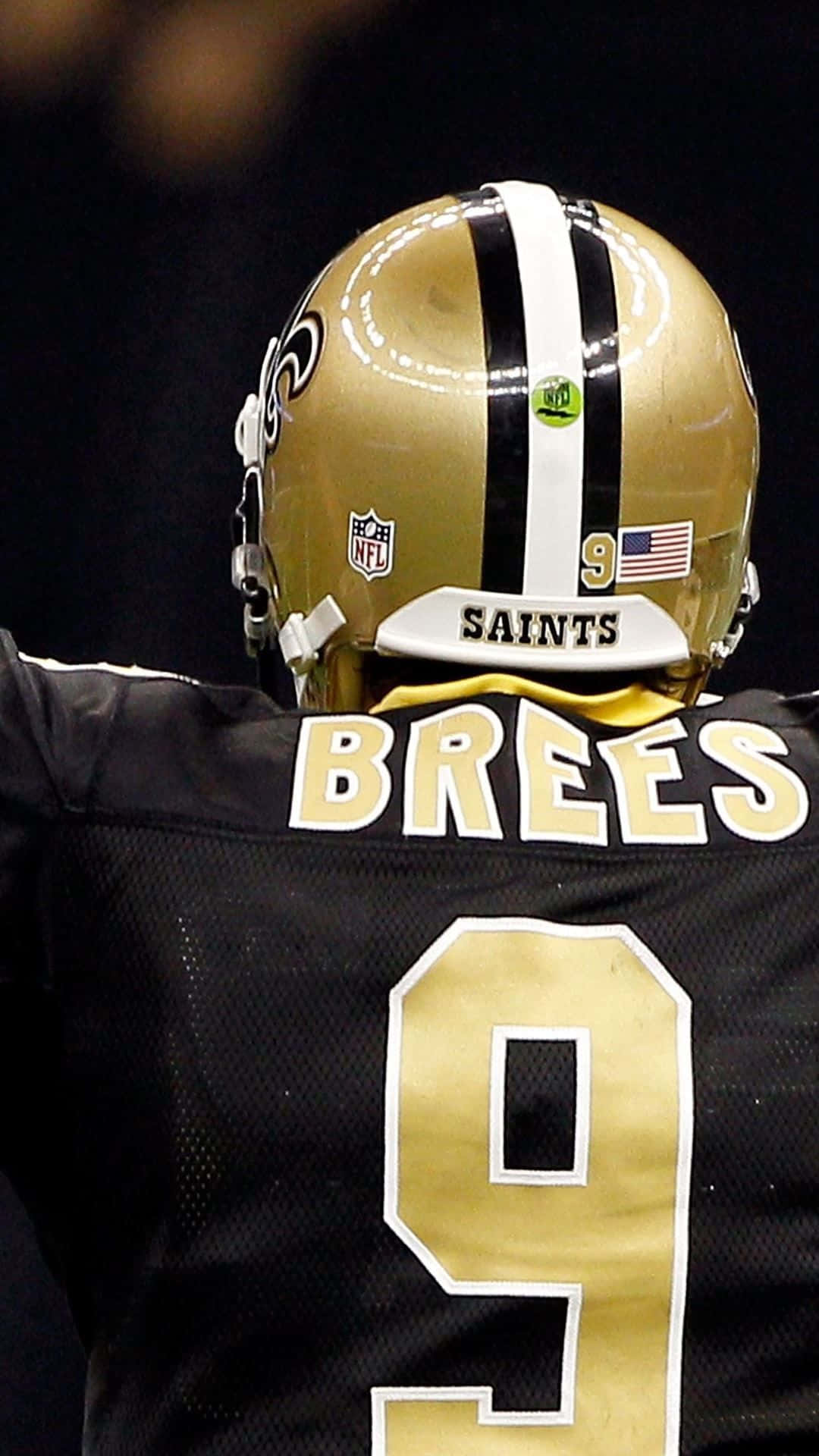NFL Saints 桌布 壁紙 — 紐奧良聖徒隊美式足球員的近距離特寫，戴著頭盔，身穿9號球衣，背面印有名字BREES。