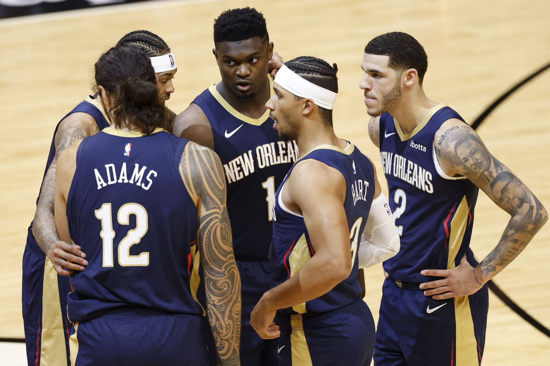 Steven Adams 桌布 壁紙 — 紐奧良鵜鶘籃球球員在比賽中緊密地聚集在硬木球場上。
