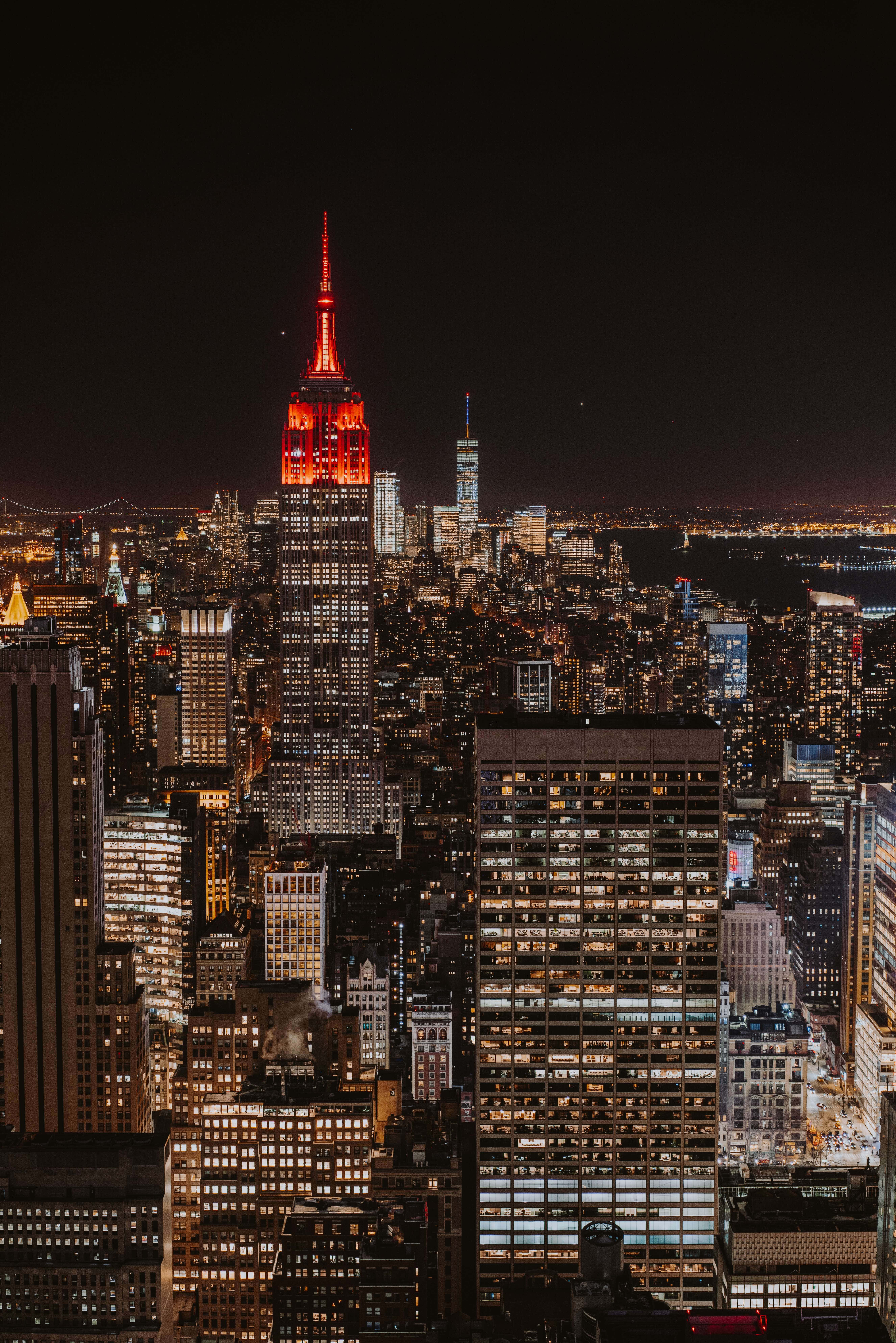 Empire State Building 桌布 壁紙 — 紐約令人目眩的夜景，帝國大廈在黑暗的天空中發出紅光。