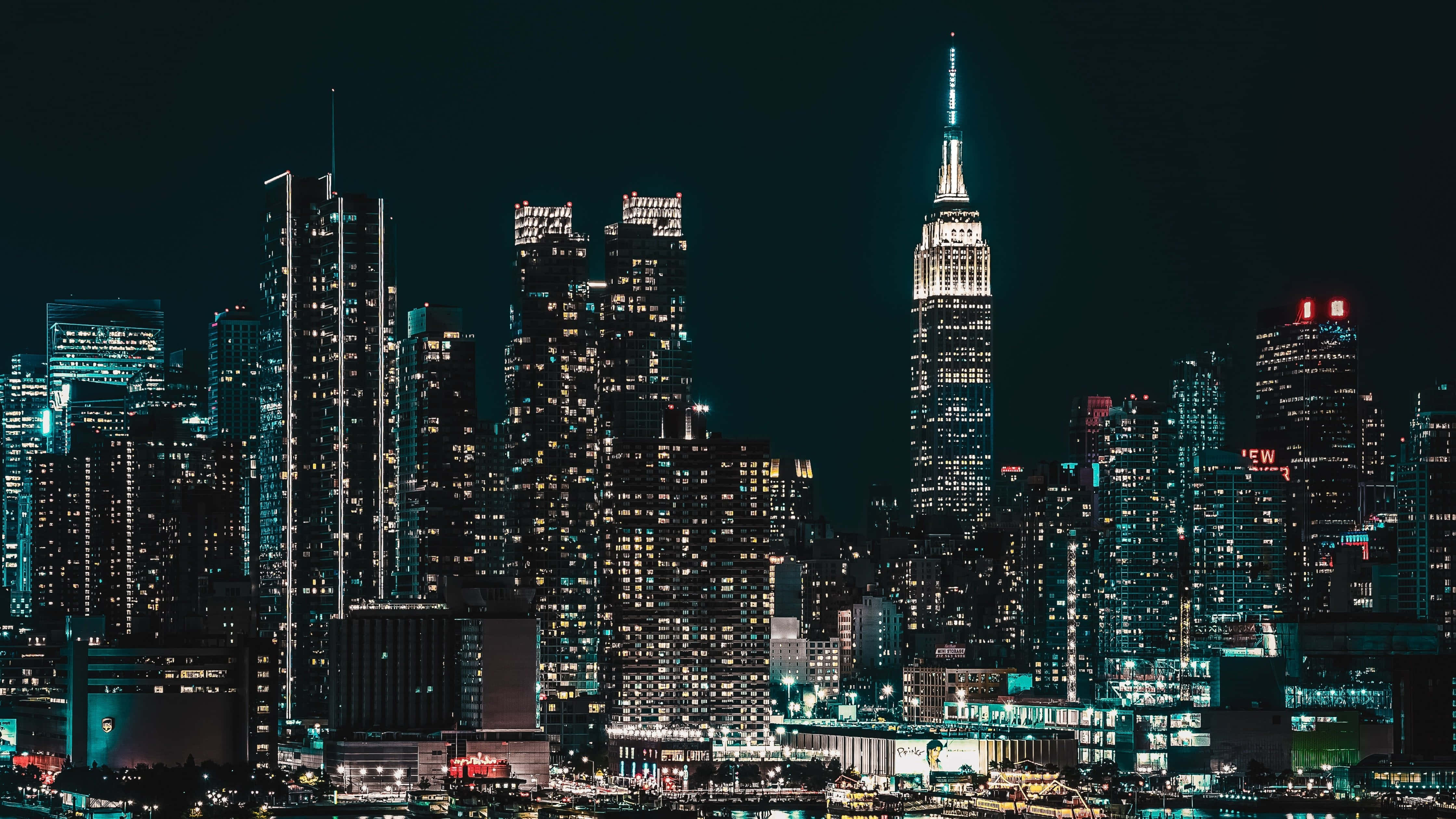 紐約市 桌布 壁紙 — 紐約令人目眩的夜景，帝國大廈在黑暗的天空中閃耀。