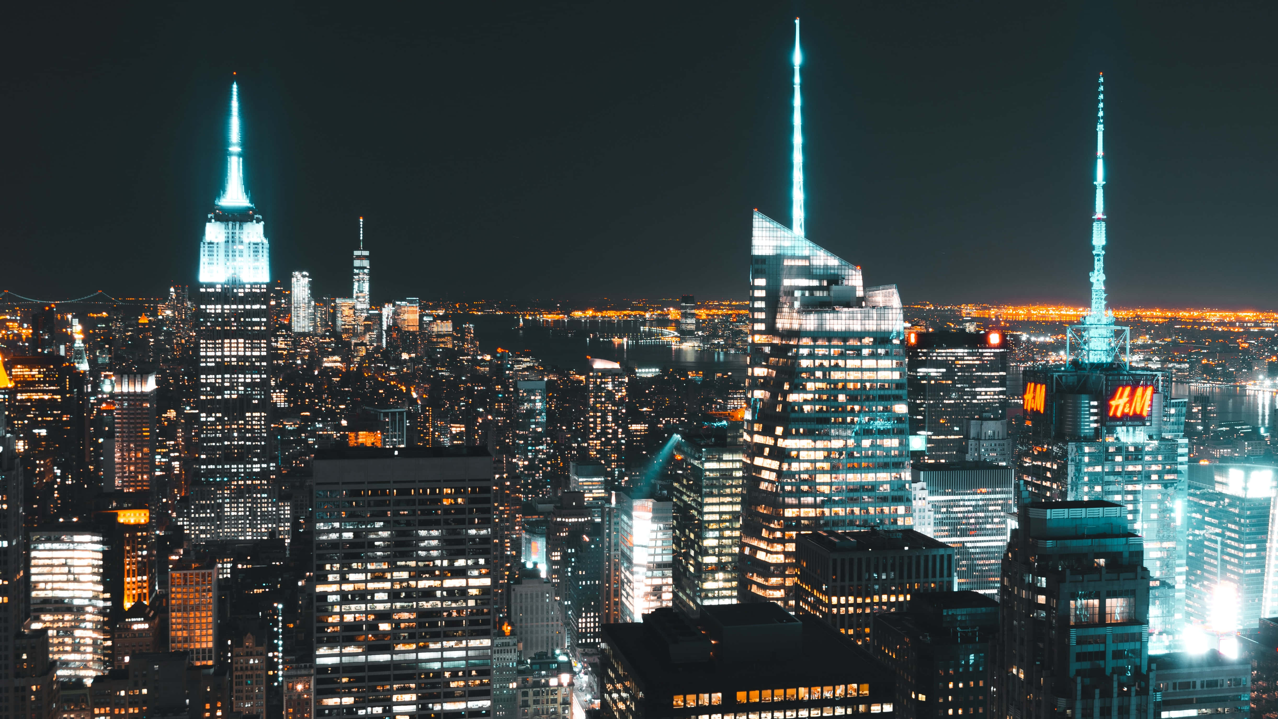 Nyc 桌布 壁紙 — 紐約令人目眩的夜景，閃爍的摩天大樓與漆黑的天空。