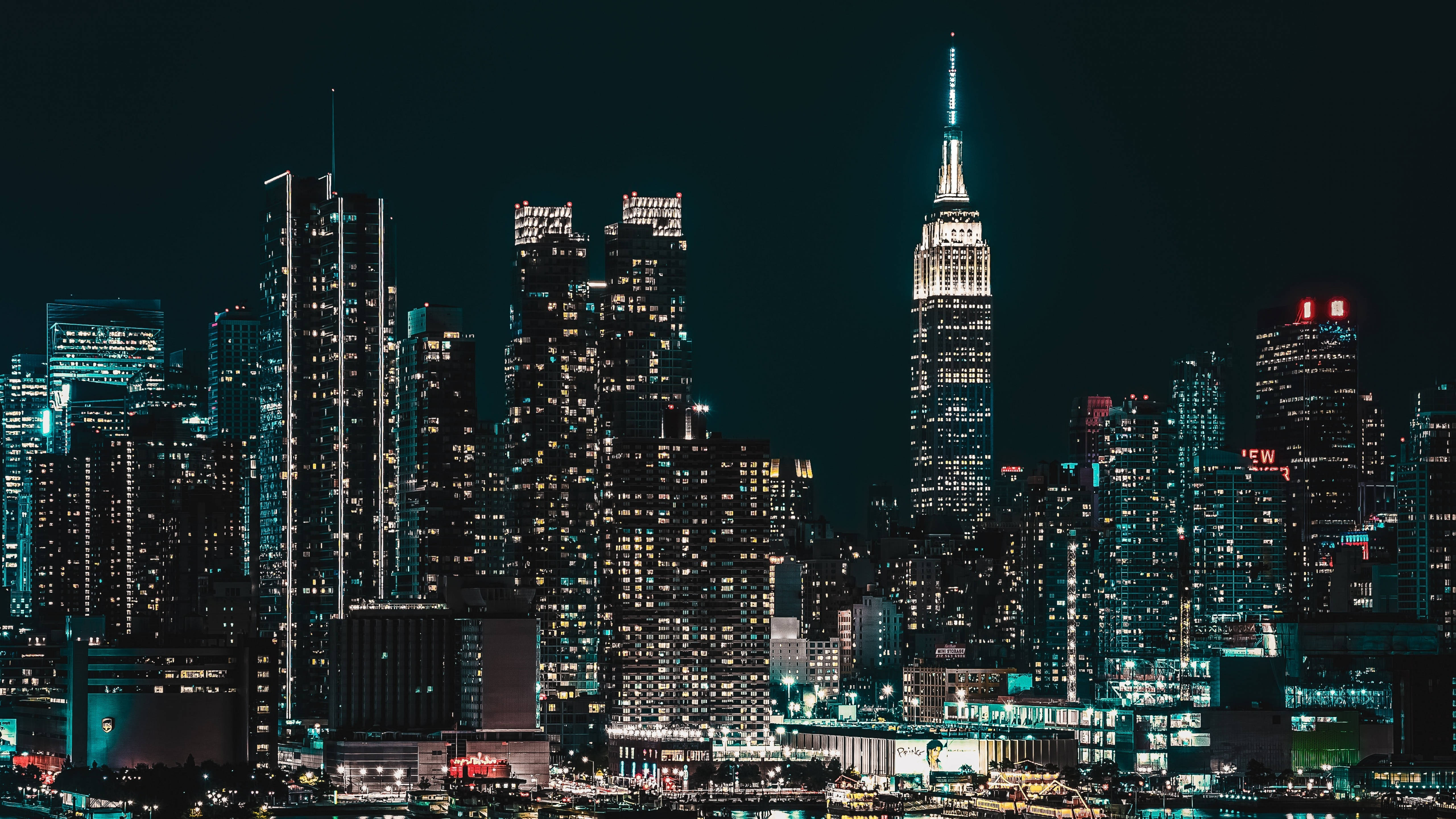 Night Aesthetic 桌布 壁紙 — 紐約令人眼花撩亂的夜景，帝國大廈在黑暗的天空中閃耀。