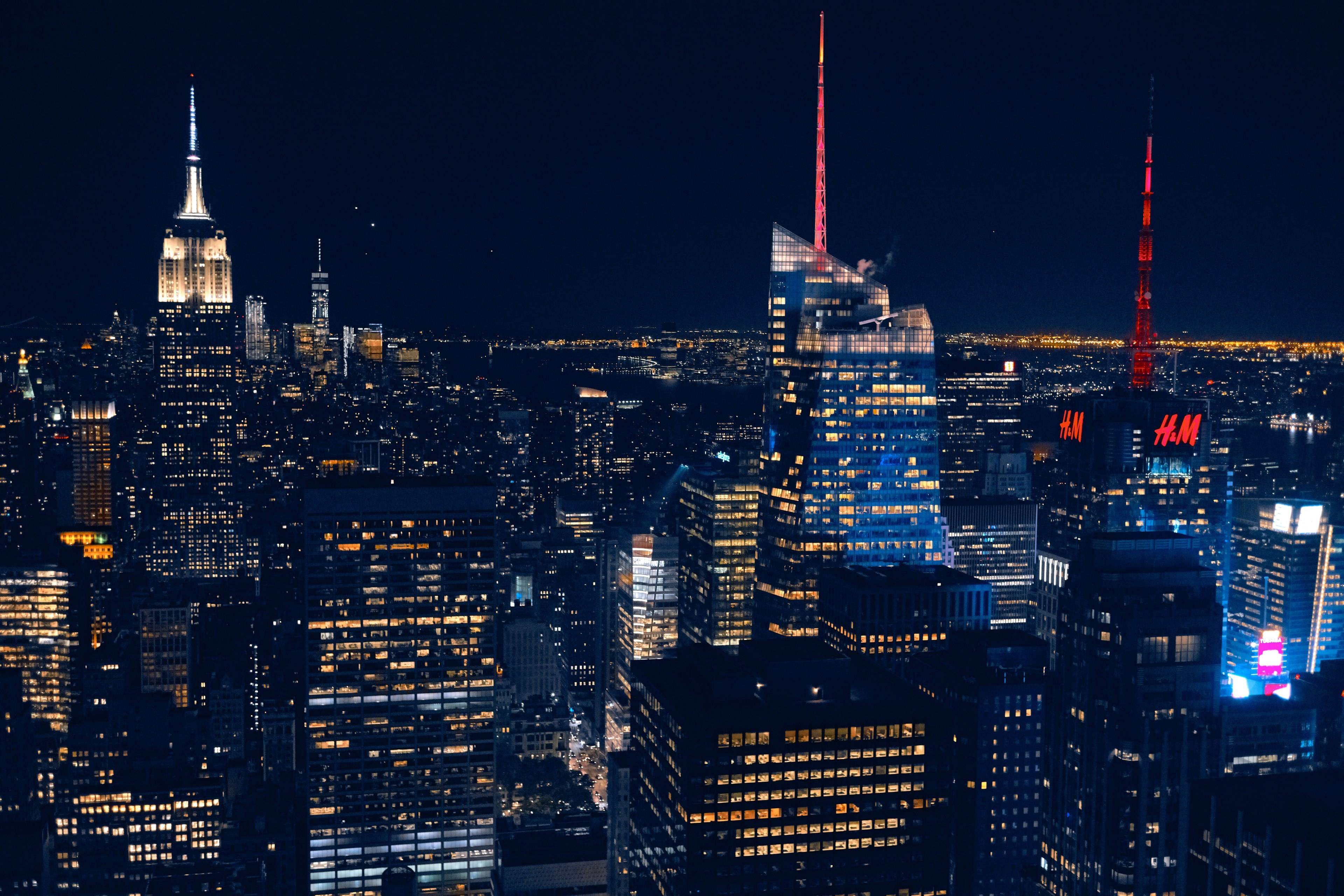 Night Aesthetic 桌布 壁紙 — 紐約令人驚嘆的夜景，摩天大樓燈火通明，窗戶在黑暗的天空下閃閃發光。