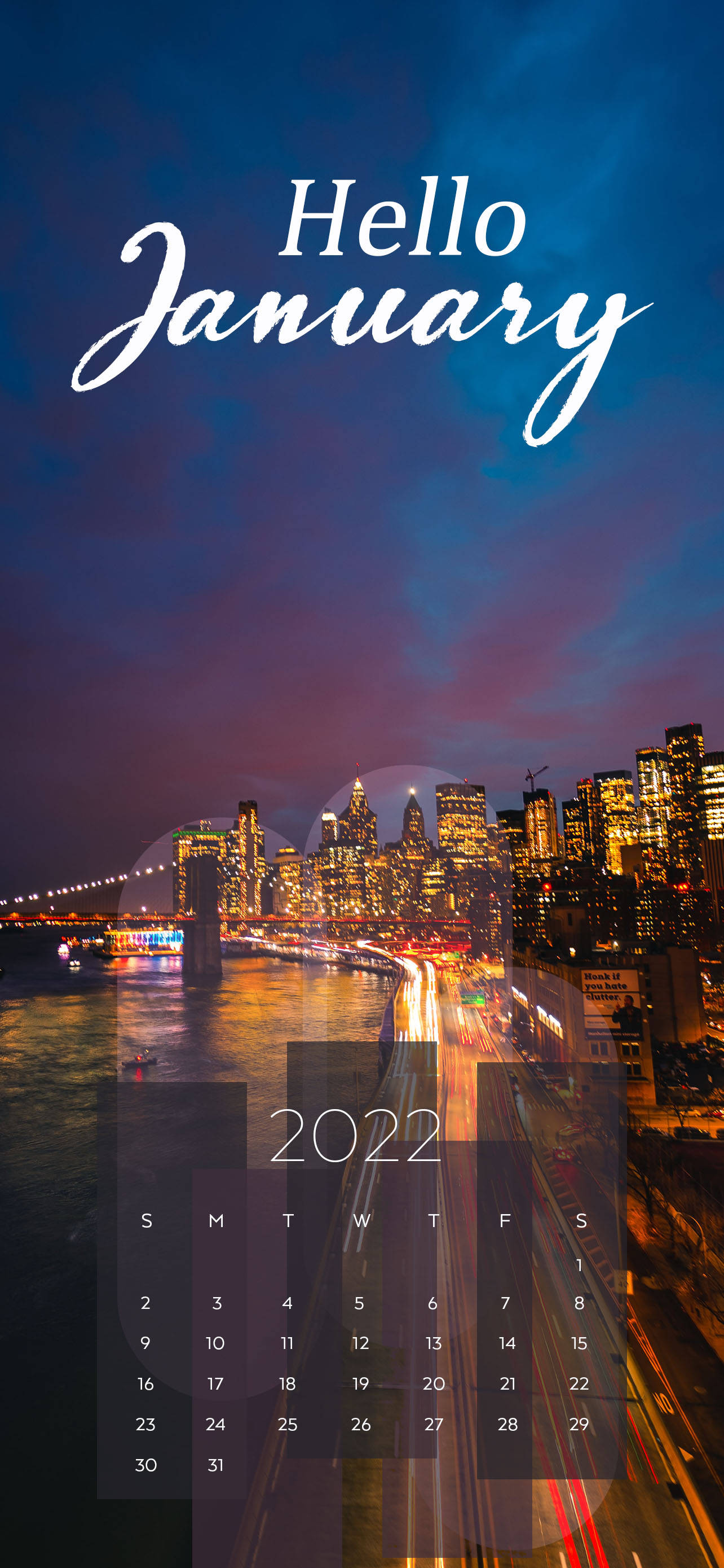 月曆 桌布 壁紙 — 紐約充滿活力的夜景，發光的摩天大樓和水面上的光跡，深藍色的天空下帶有「Hello January」文字。