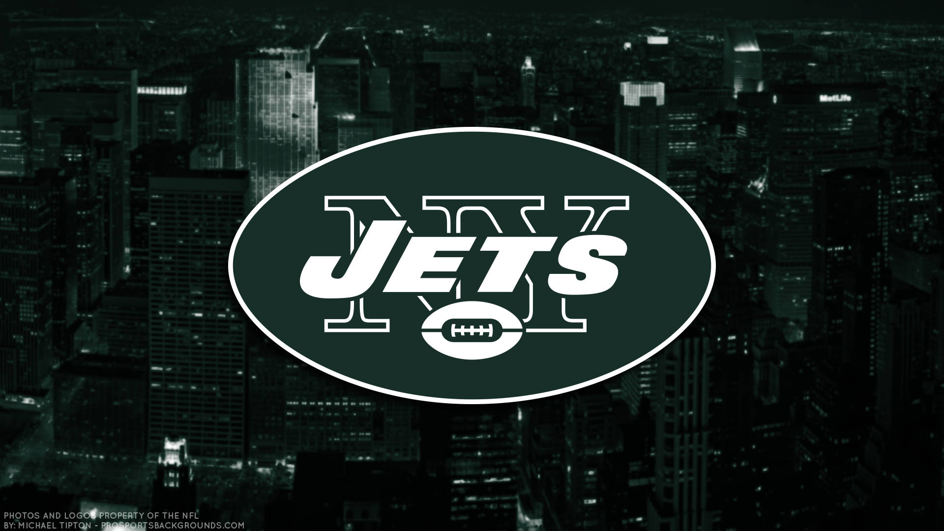Ny Jets 桌布 壁紙 — 紐約噴射機隊標誌在夜間黑暗的城市天際線上突出顯示，伴隨著燈火通明的摩天大樓。