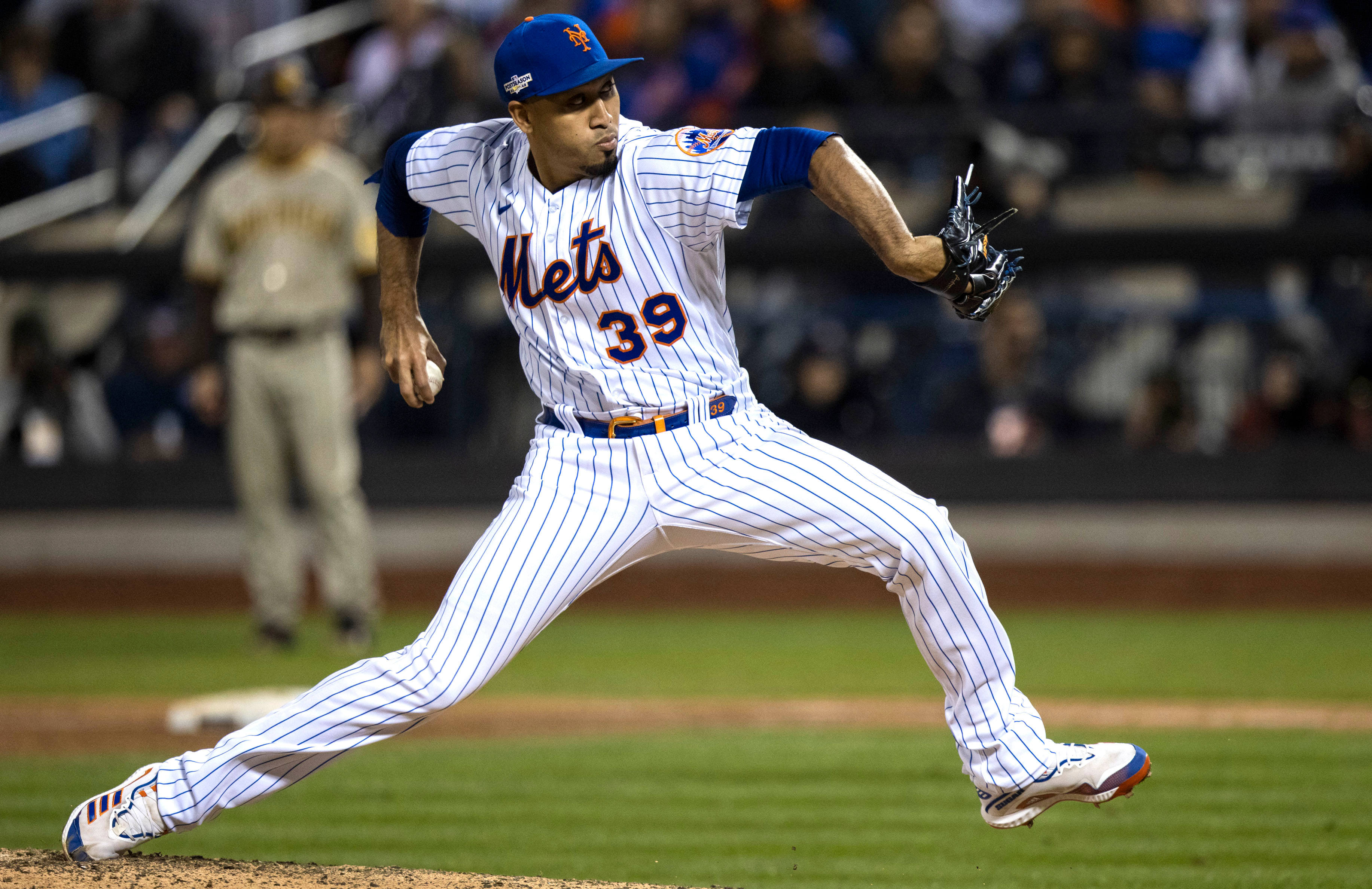 New York Mets 桌布 壁紙 — 紐約大都會棒球投手在夜間比賽中於球場燈光下投球。
