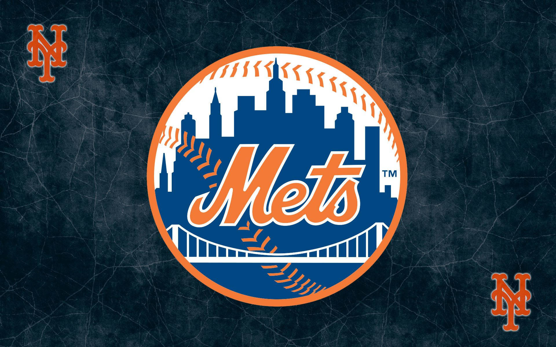 New York Mets 桌布 壁紙 — 紐約大都會棒球隊標誌，以城市天際線和大橋縫入棒球設計，背景為破裂的深色。