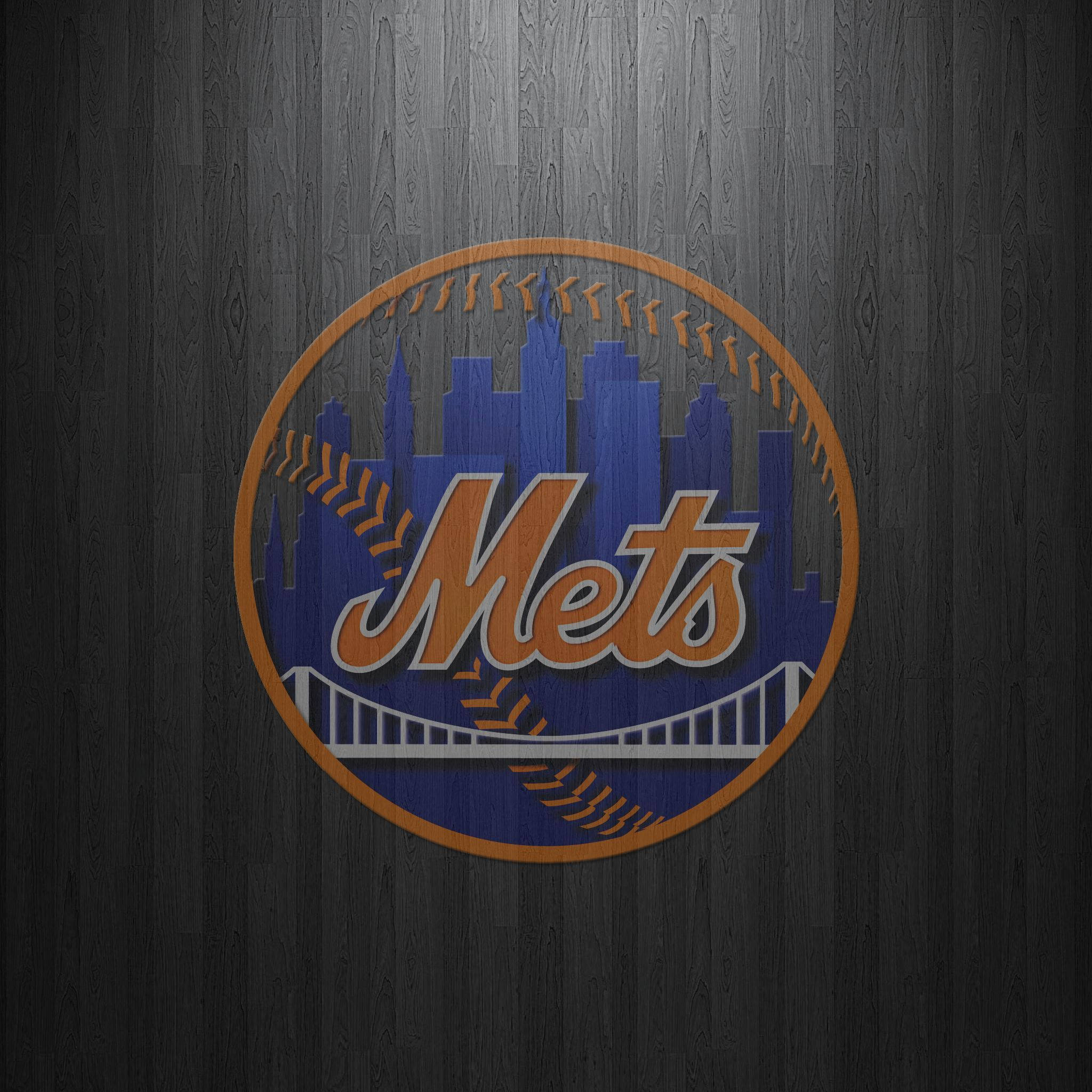 New York Mets 桌布 壁紙 — 紐約大都會棒球隊標誌，城市天際線和橋樑位於縫合圓圈內，背景為深色木材。