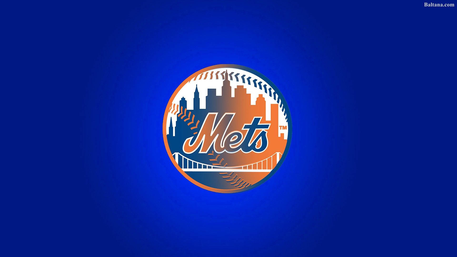 New York Mets 桌布 壁紙 — 紐約大都會棒球隊標誌居中於深藍色漸變背景，帶有城市天際線和橋樑設計。