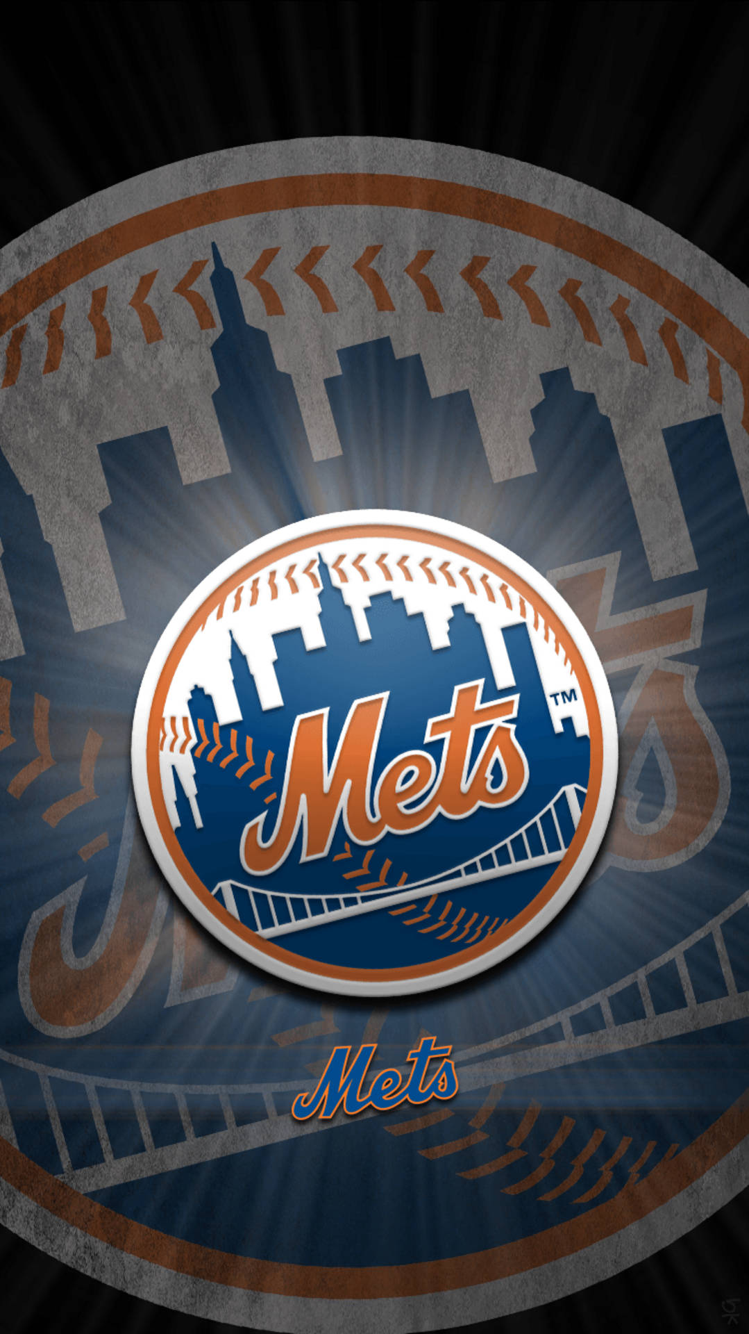 New York Mets 桌布 壁紙 — 紐約大都會標誌從一個帶有棒球縫線的圓圈中放射出來，城市天際線剪影映襯在深藍色放射狀背景上。