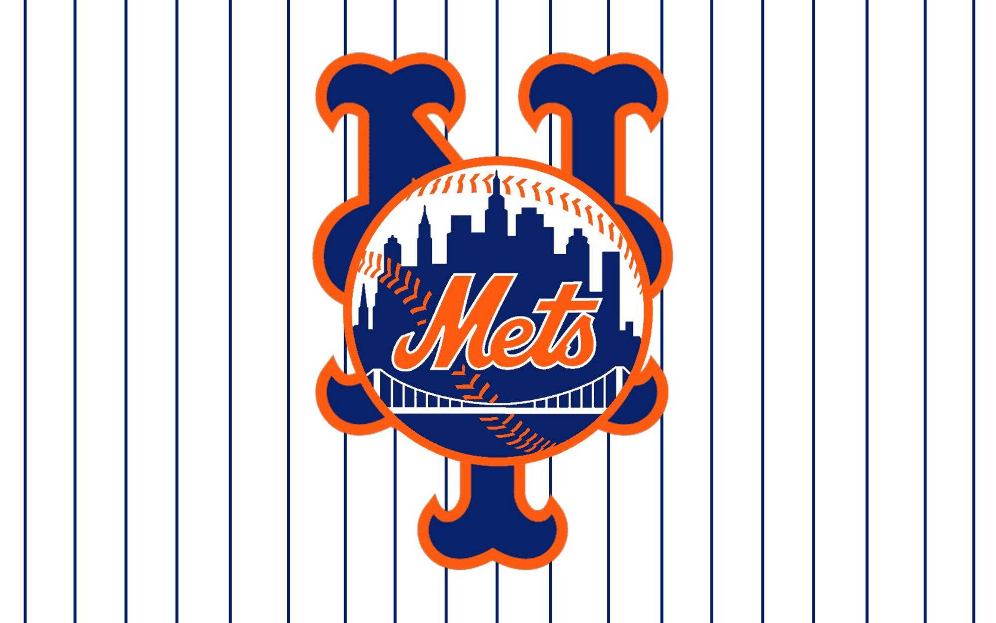 New York Mets 桌布 壁紙 — 紐約大都會隊標誌，在細條紋背景上的棒球設計內包含城市天際線。
