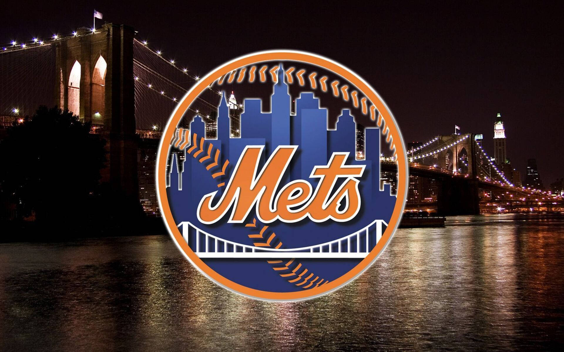 New York Mets 桌布 壁紙 — 紐約大都會隊標誌在水面上發光，背後是夜晚點亮的布魯克林大橋。