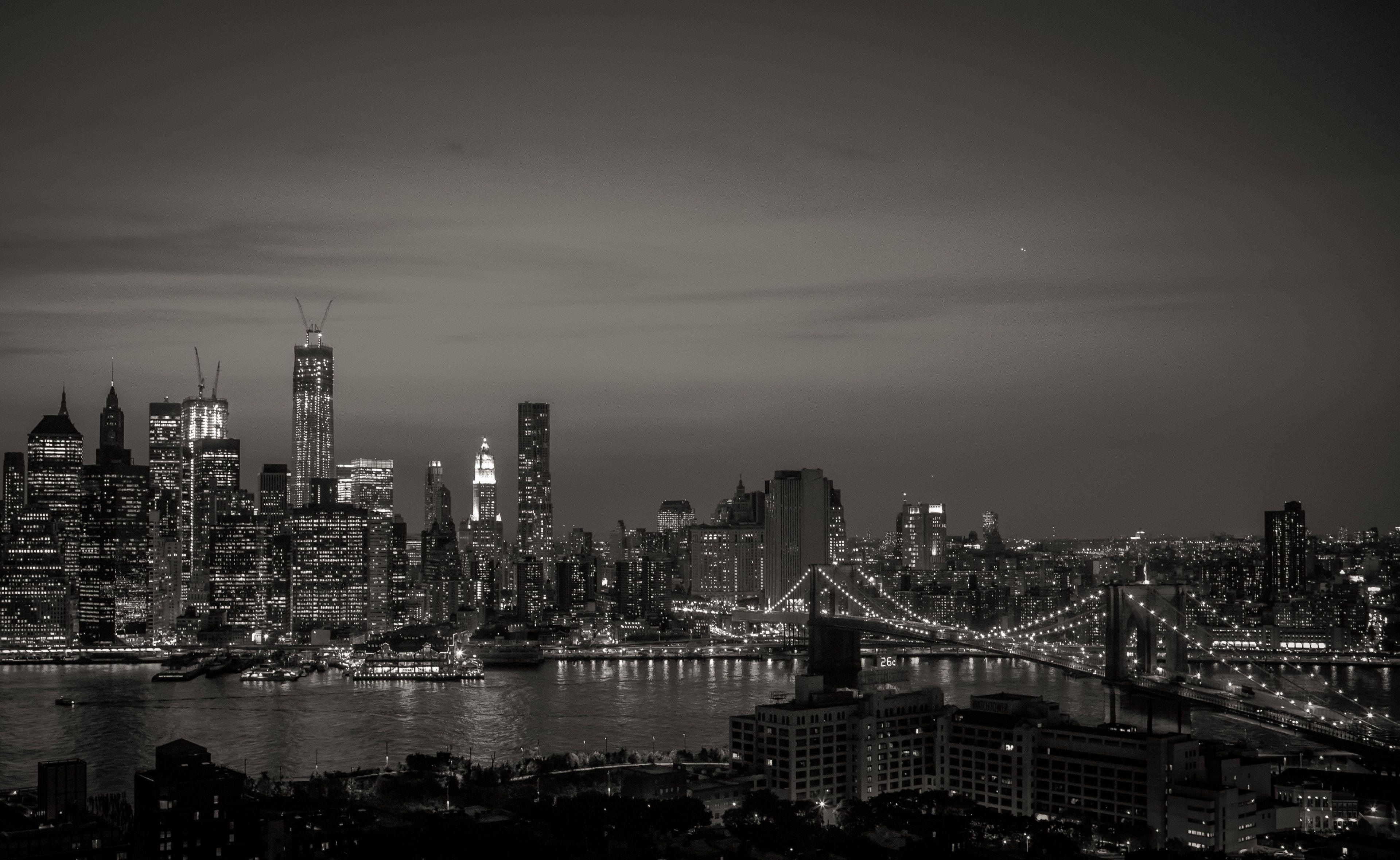 Nyc Aesthetic 桌布 壁紙 — 紐約天際線的單色夜景，照亮的高樓大廈和布魯克林大橋橫跨水面。