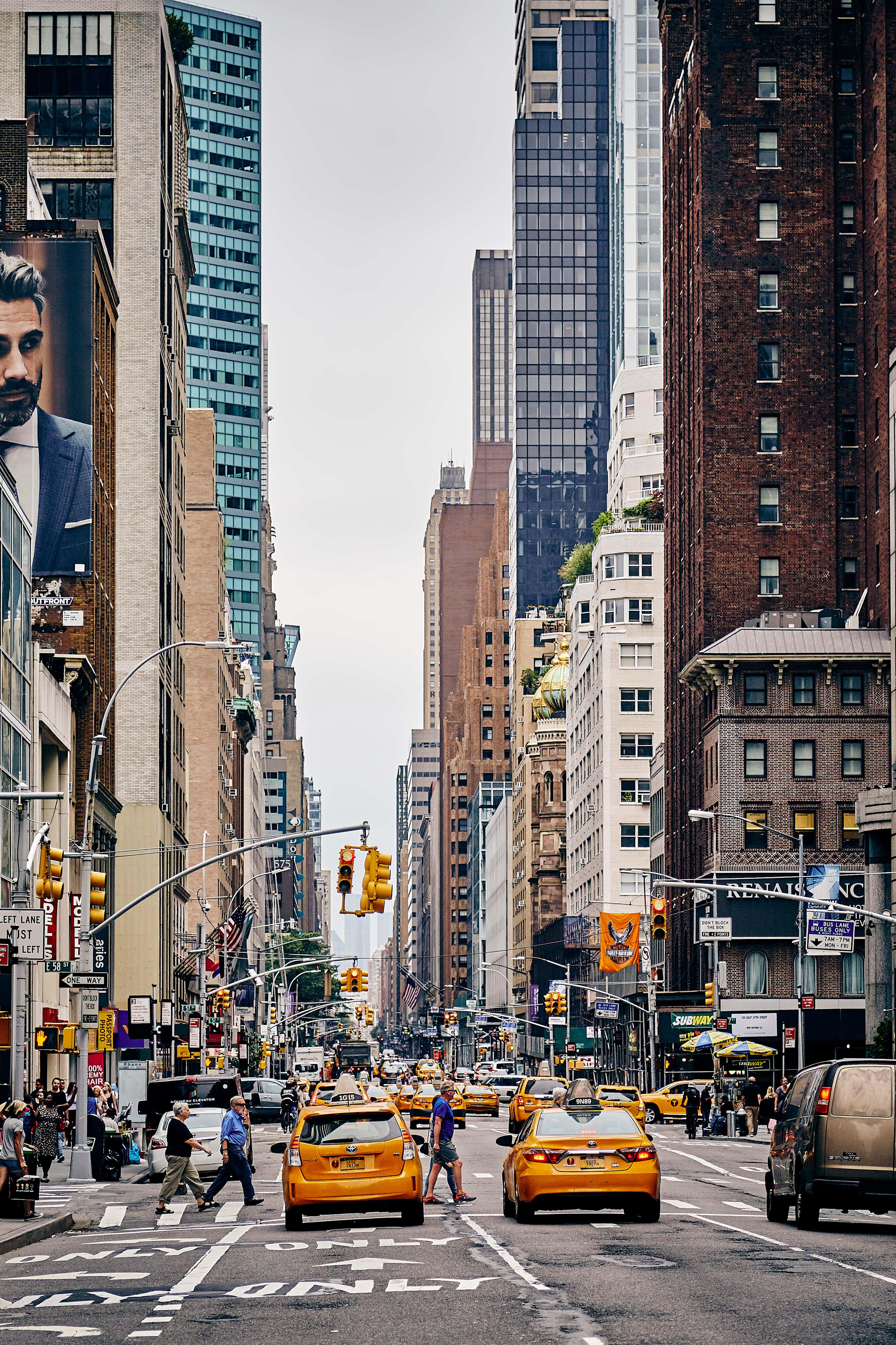 New York Art 桌布 壁紙 — 紐約市一條繁華的街道，兩旁高樓大廈林立，黃色的士在陰天下行駛。