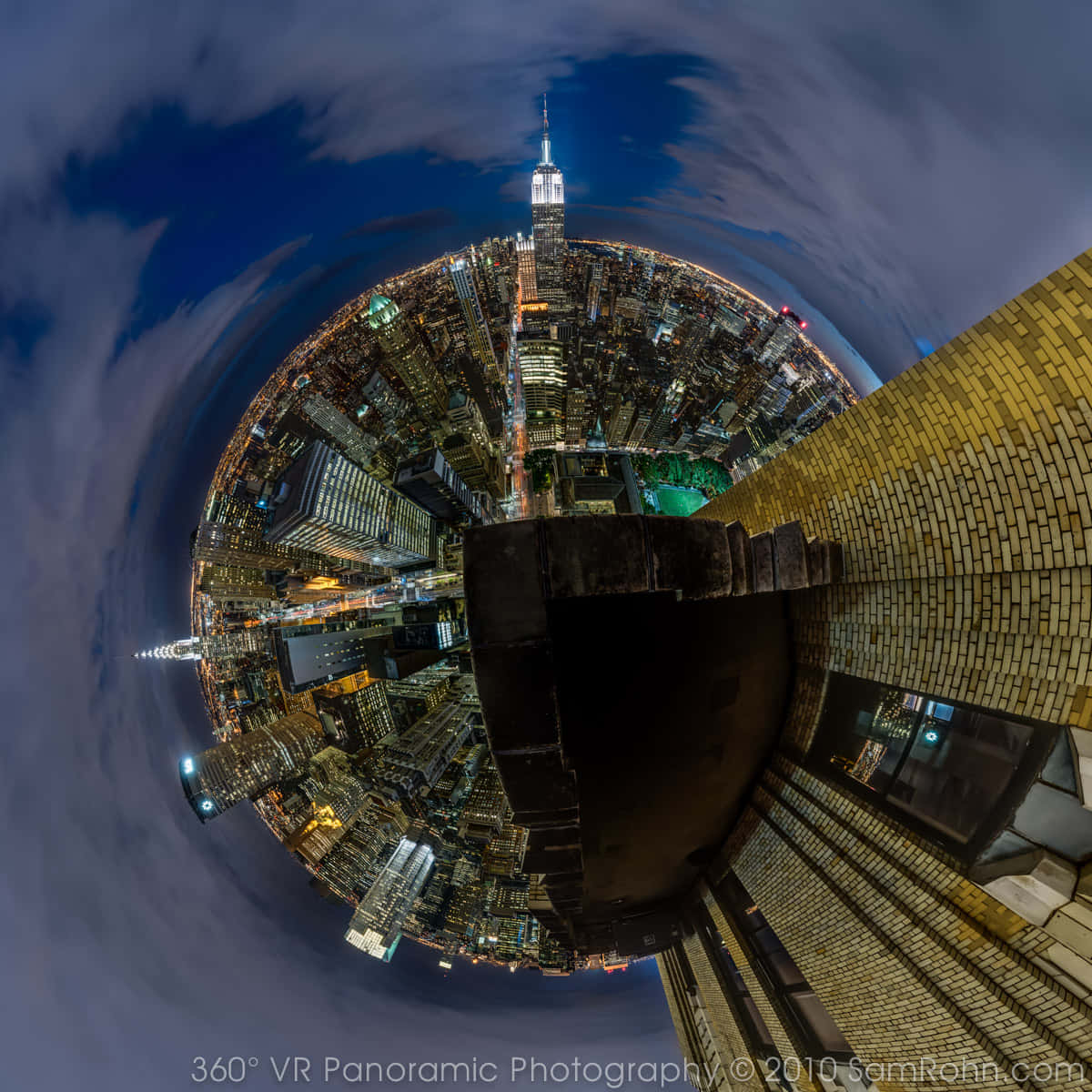 Building 桌布 壁紙 — 紐約市夜晚的360度魚眼景觀，帝國大廈在中心發光。
